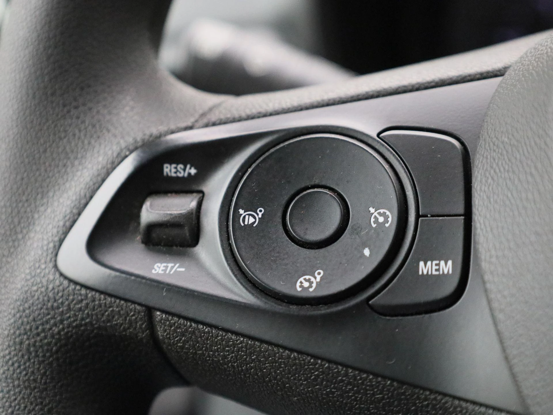 Opel-Combo Life-image-21
