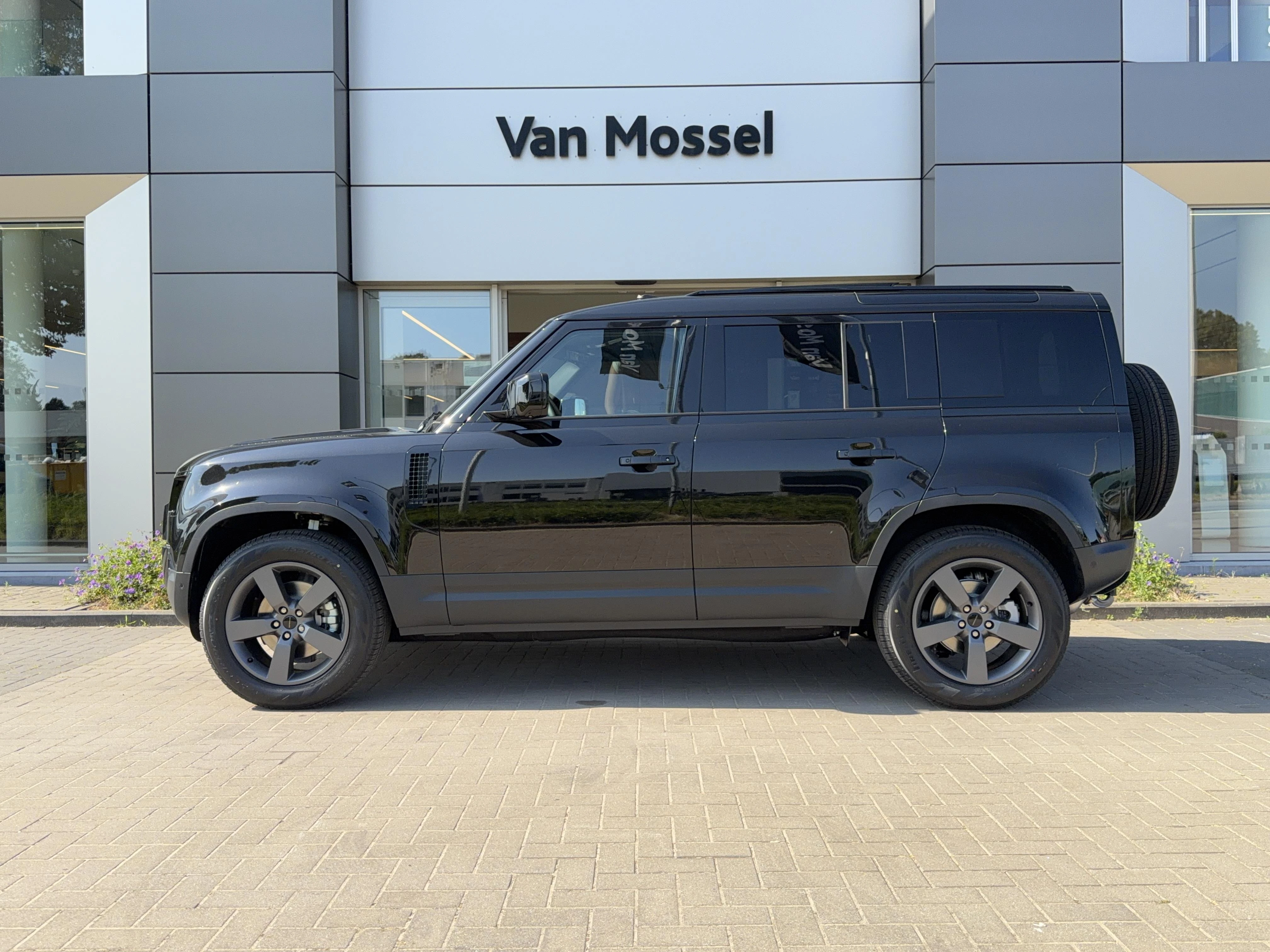 Land Rover Defender 110 D250 S edition AWD Auto. 26MY