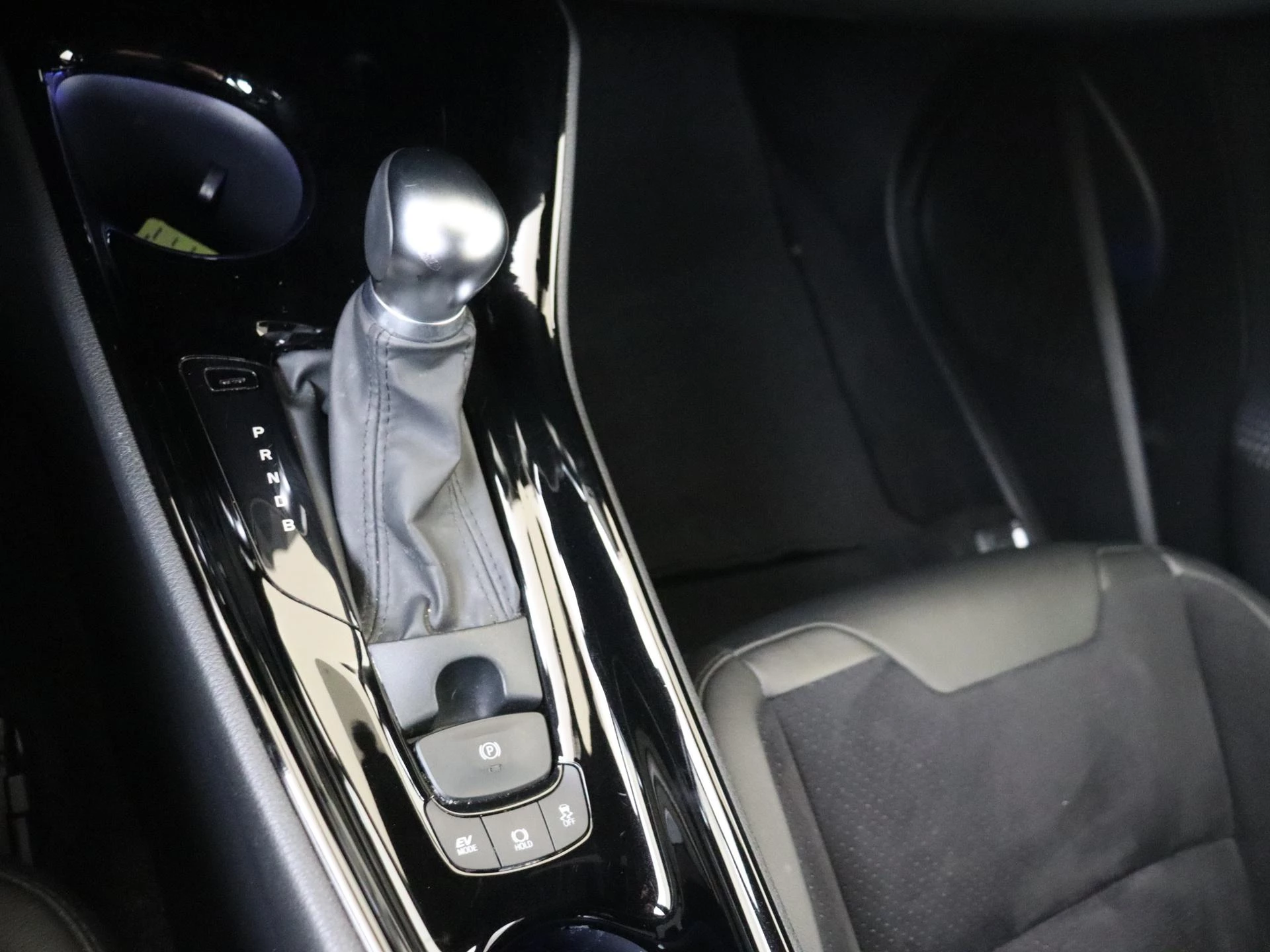 Toyota-C-HR-image-18