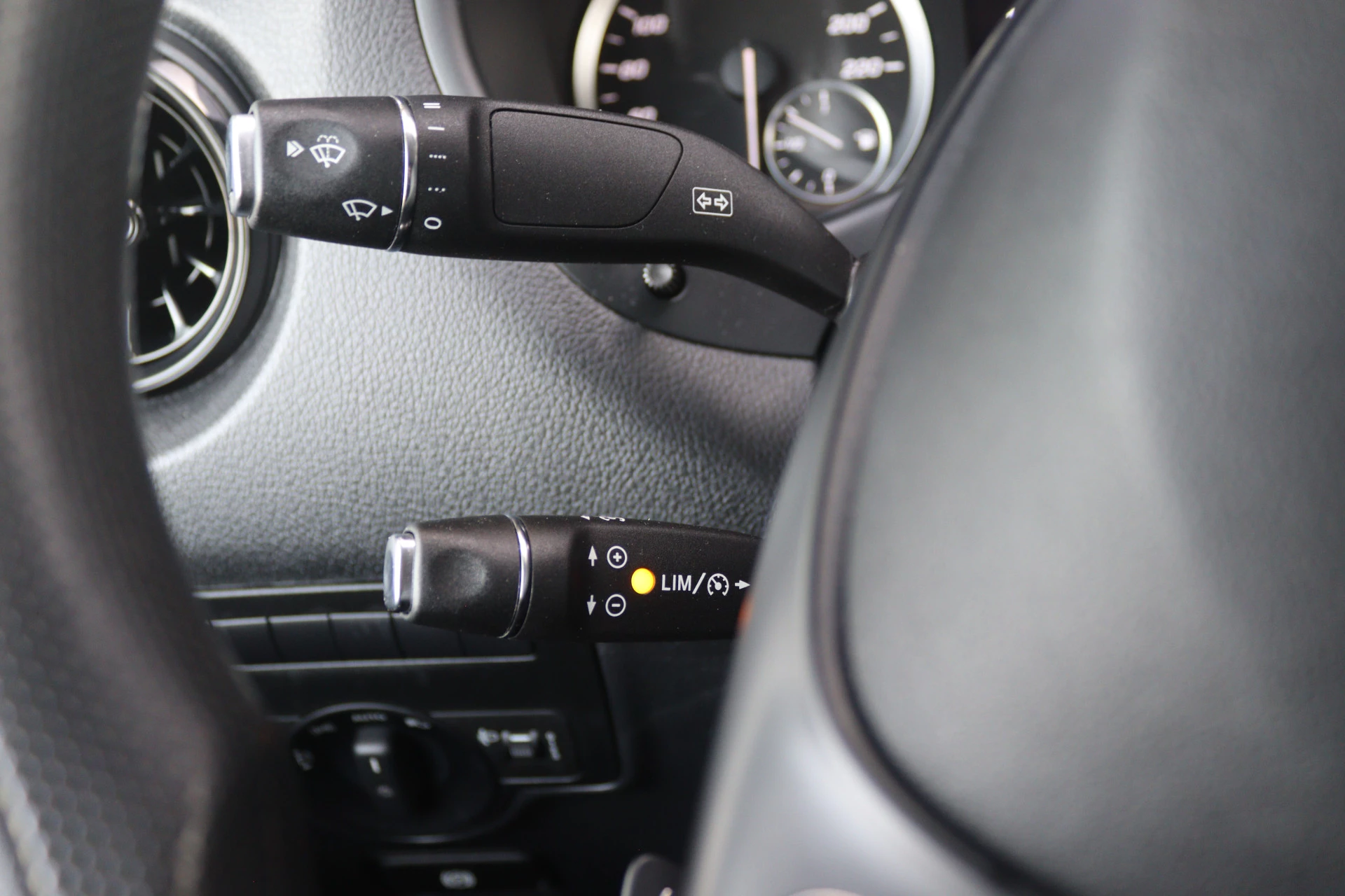 Mercedes-Benz-Vito-image-13