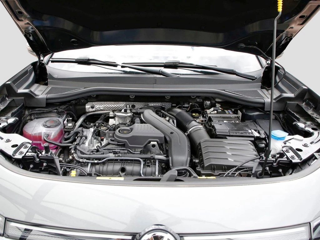 Volkswagen T-Roc 1.5 eTSI DSG R-Line 18"ACC LED AHK DAB VC