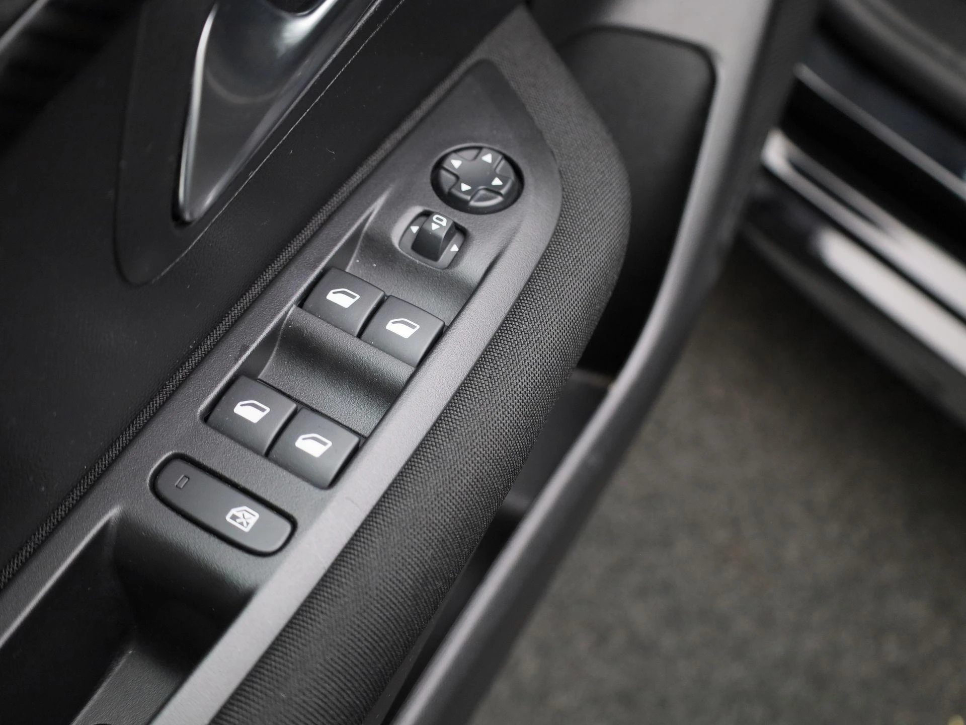 Peugeot-208-image-27