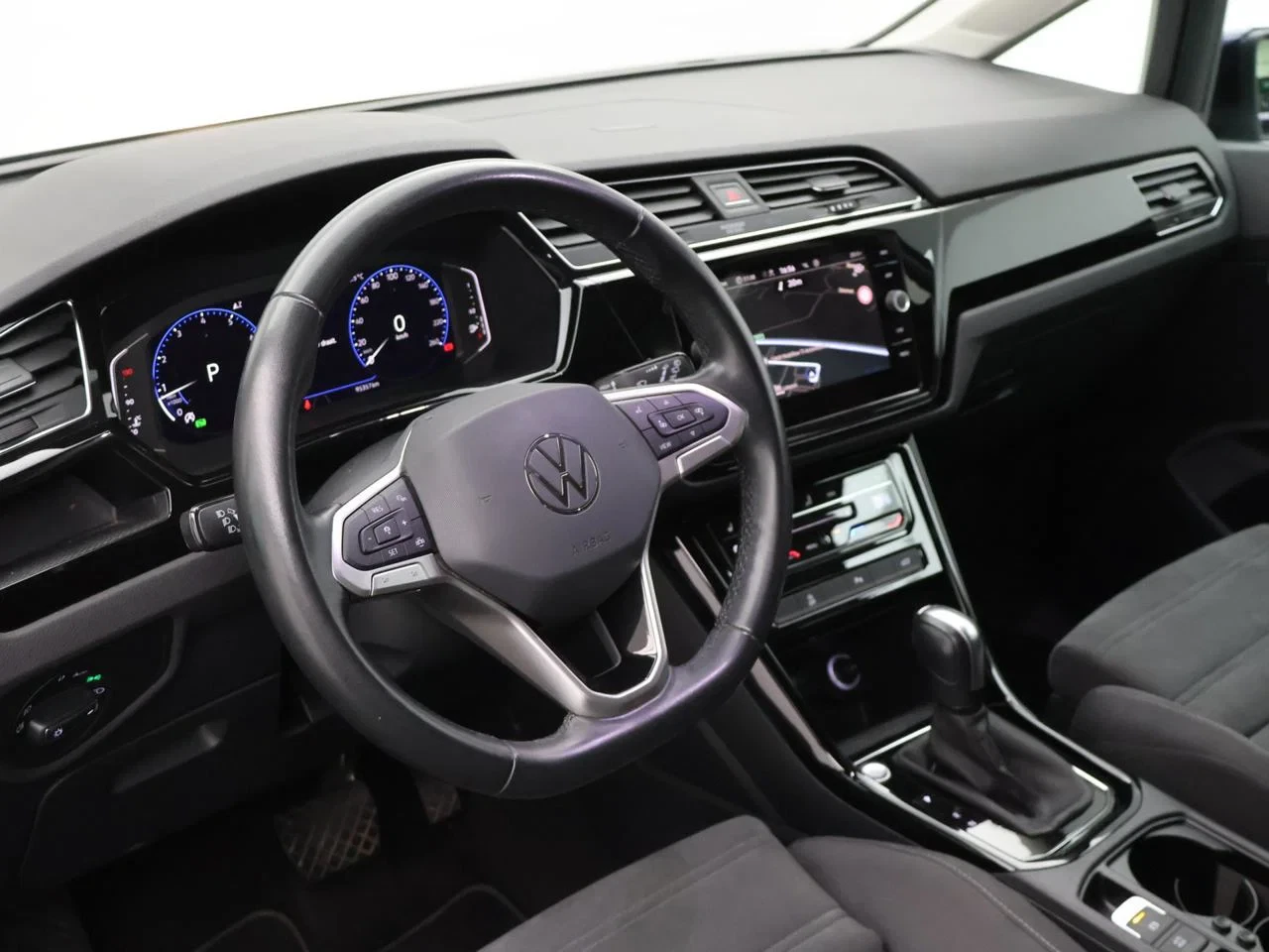 Volkswagen-Touran-image-8
