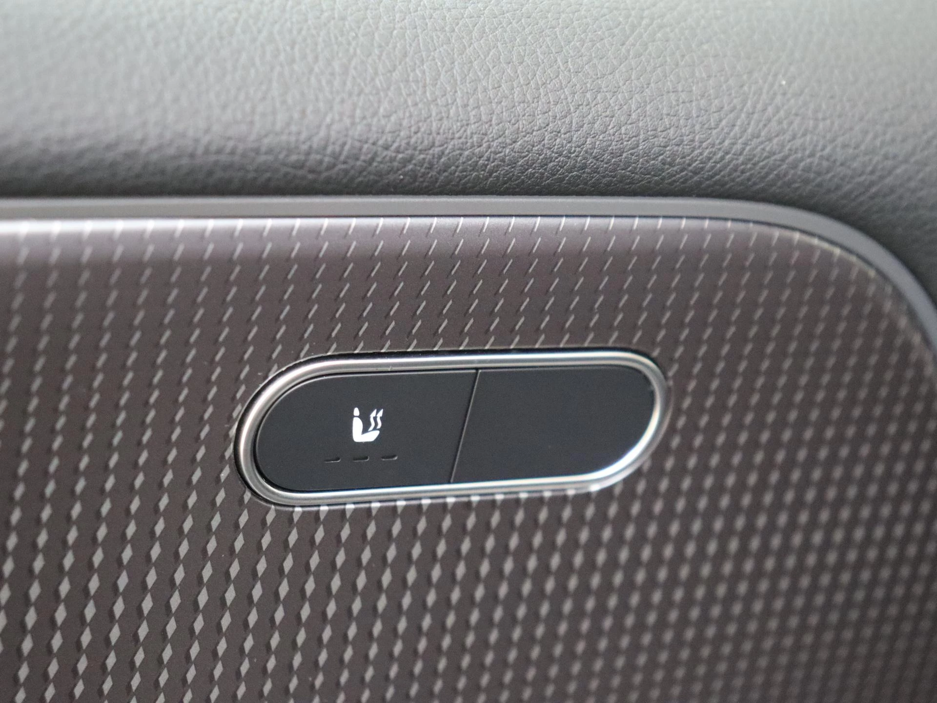 Mercedes-Benz-EQB-image-25