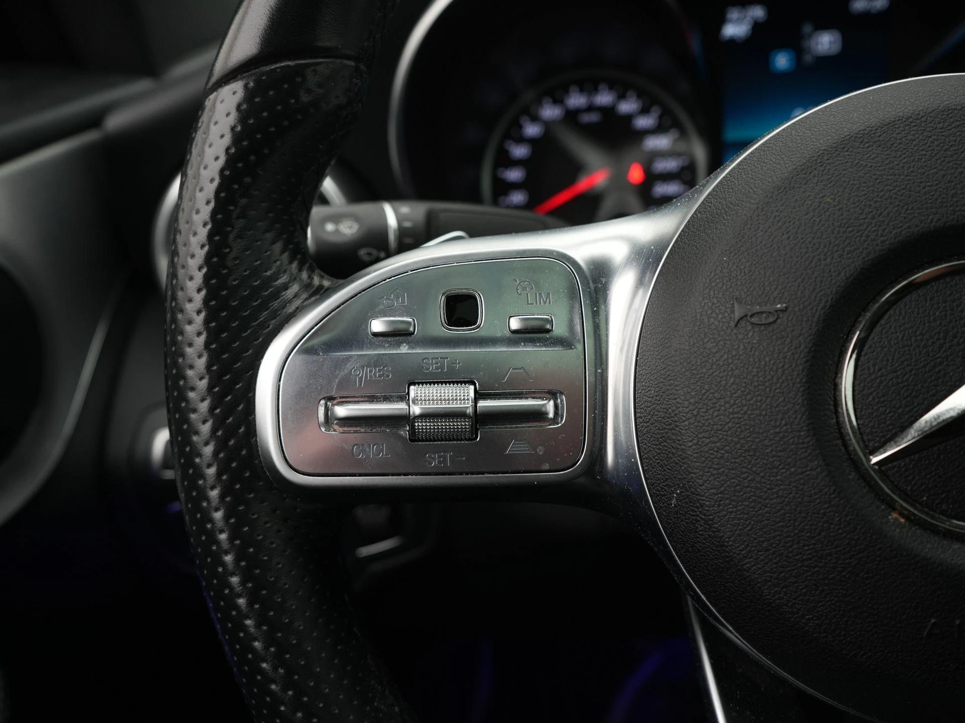 Mercedes-Benz-C-Klasse-image-18