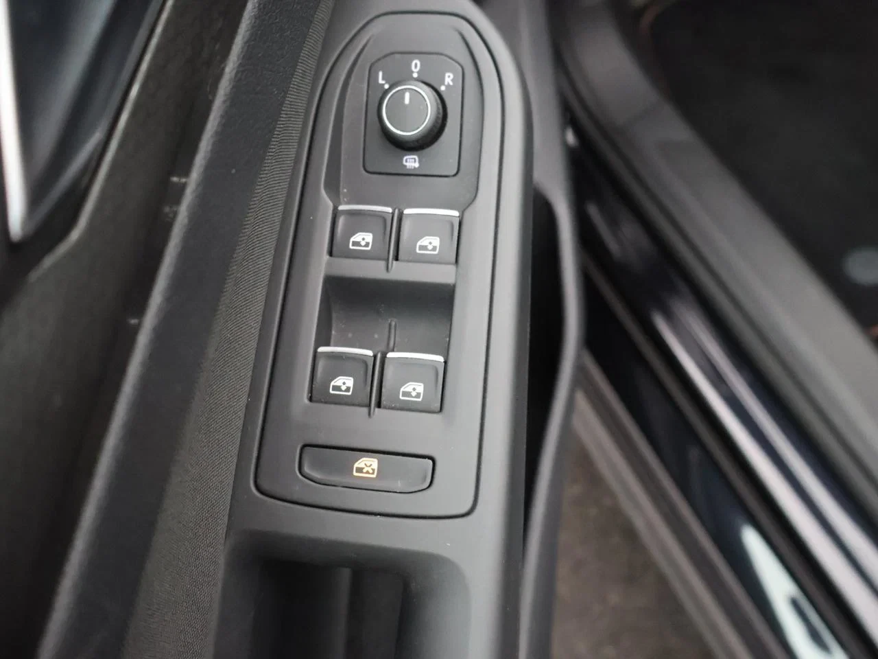Volkswagen-Golf-image-25
