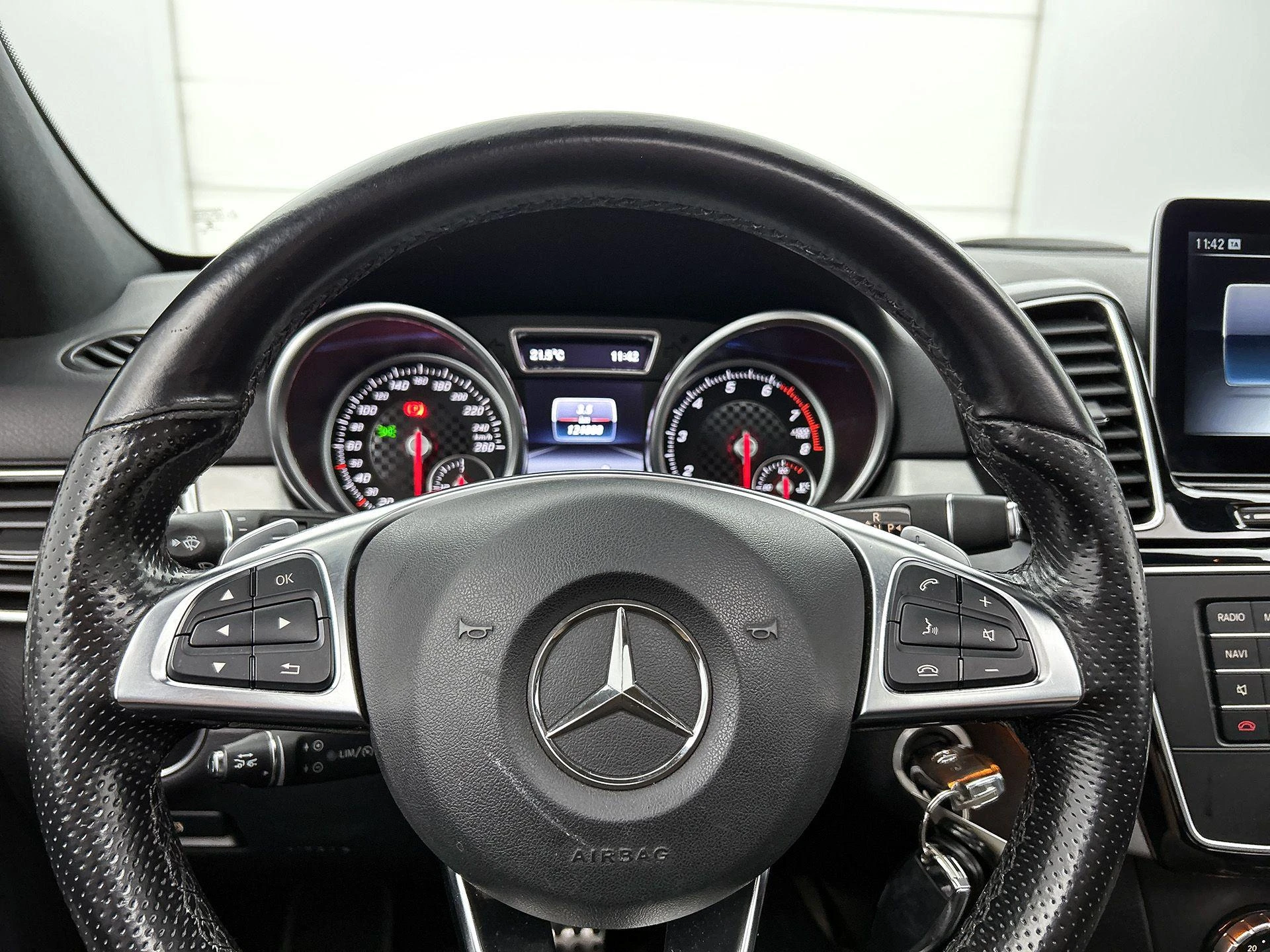 Mercedes-Benz-GLE-image-41