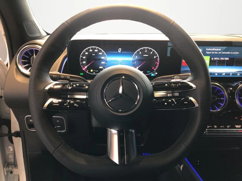 Mercedes-Benz-GLB-image-13