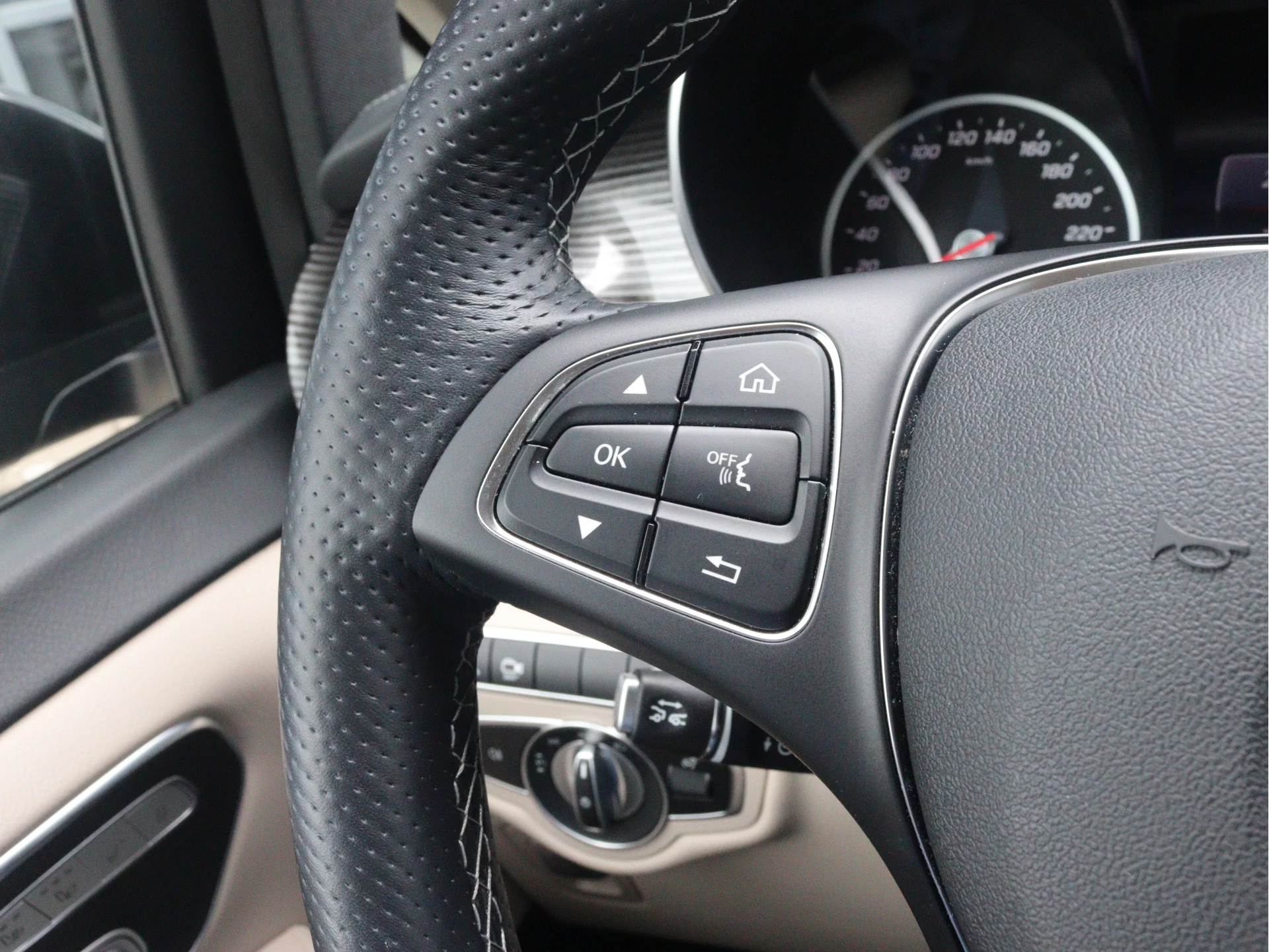 Mercedes-Benz-V-Klasse-image-8