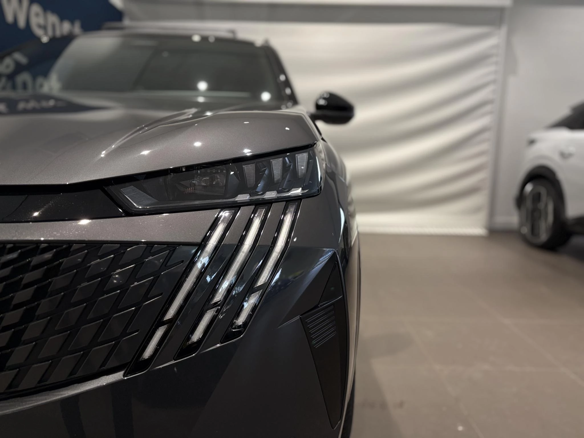 Peugeot e-5008