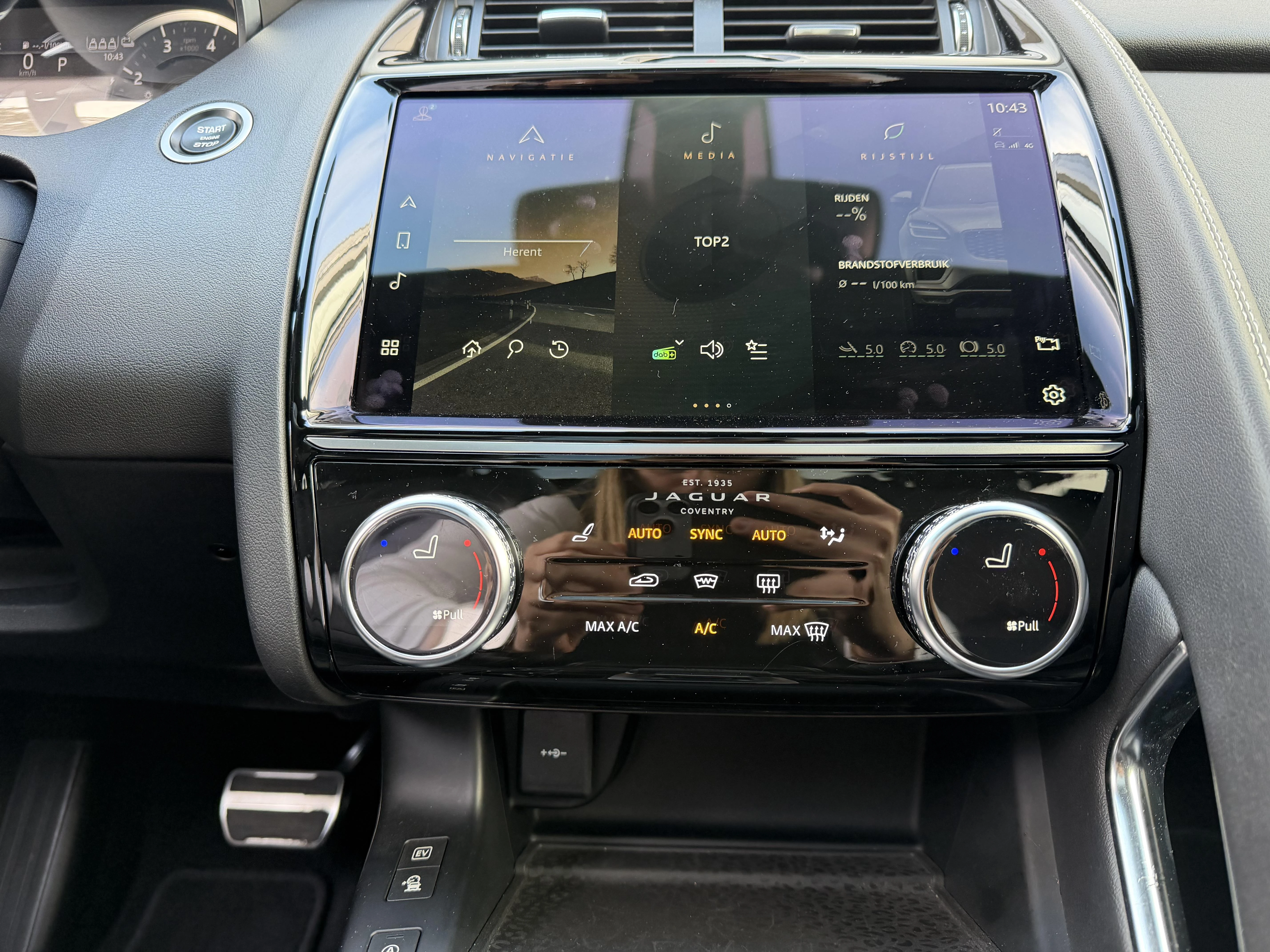 Jaguar-E-PACE-image-17