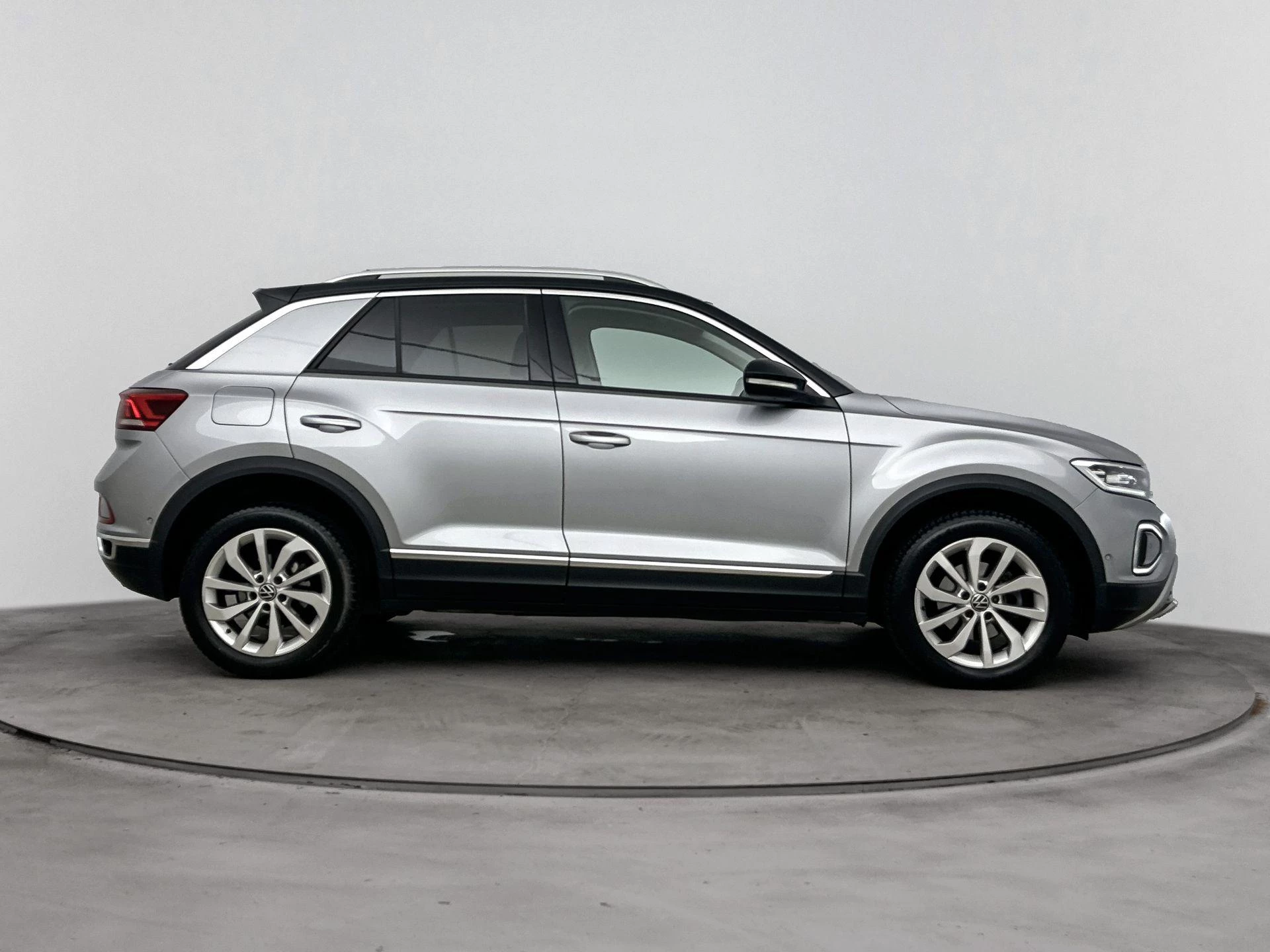 Volkswagen-T-Roc-image-2