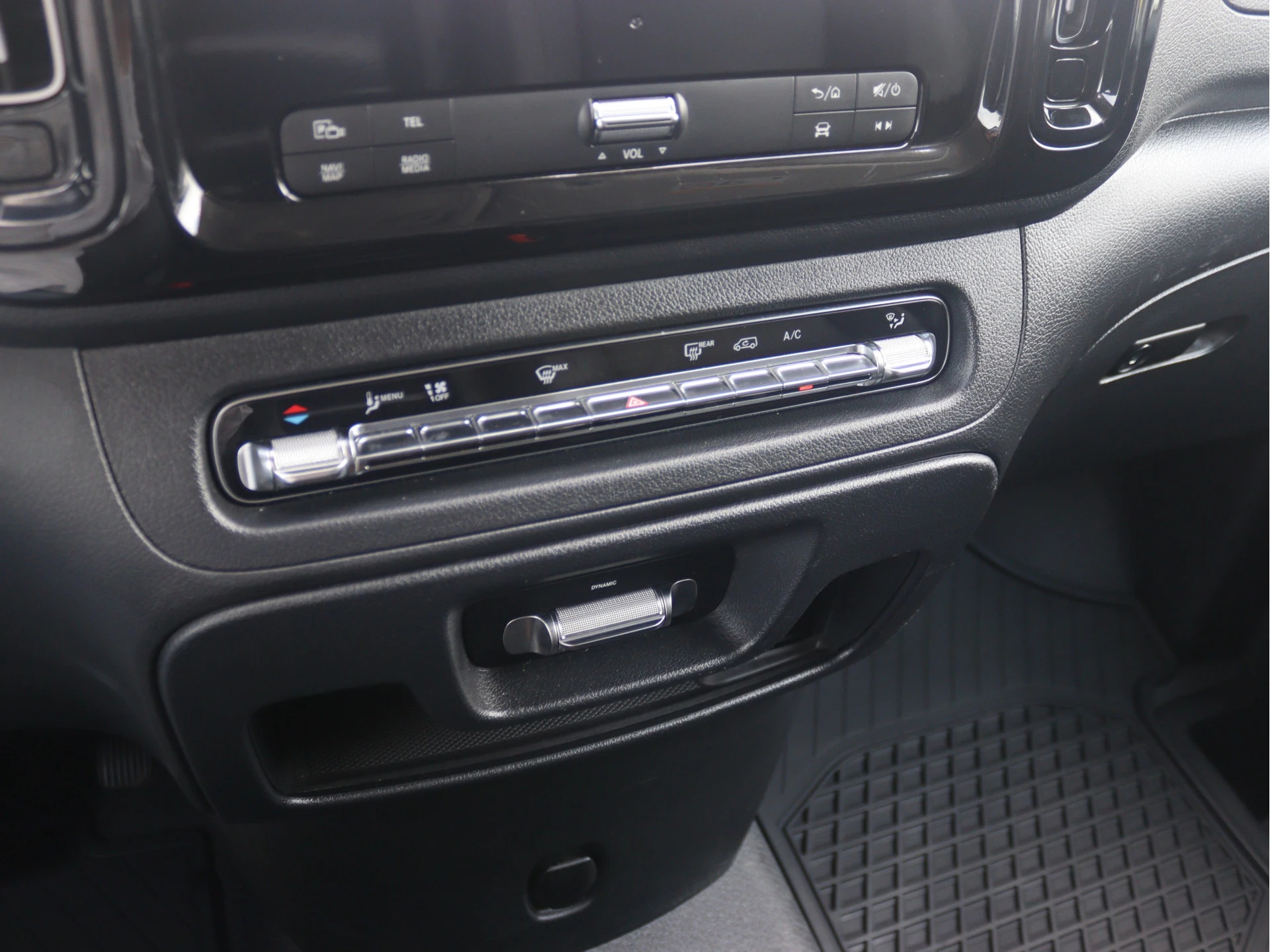Mercedes-Benz-Vito-image-11