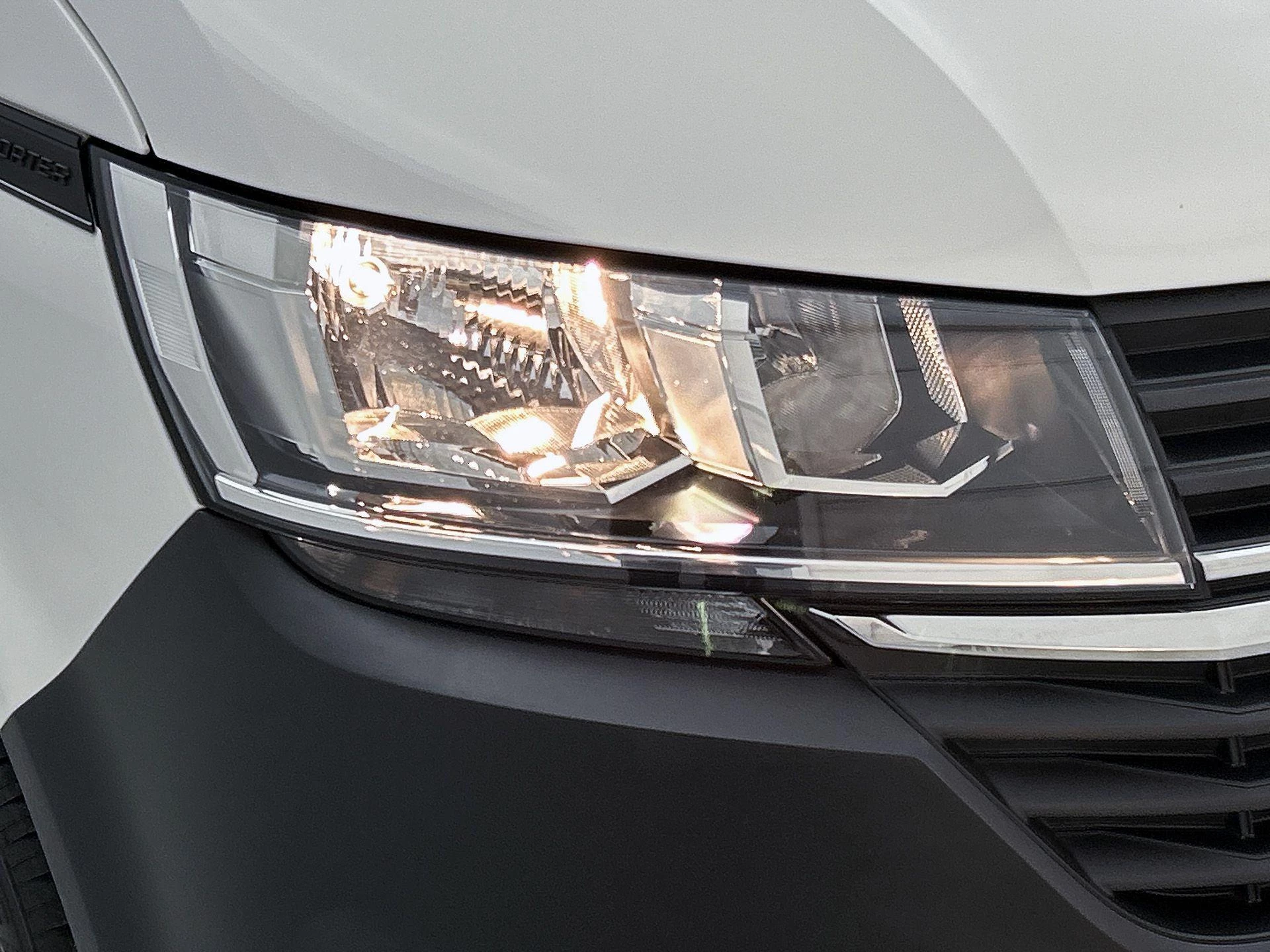 Volkswagen-Transporter-image-17