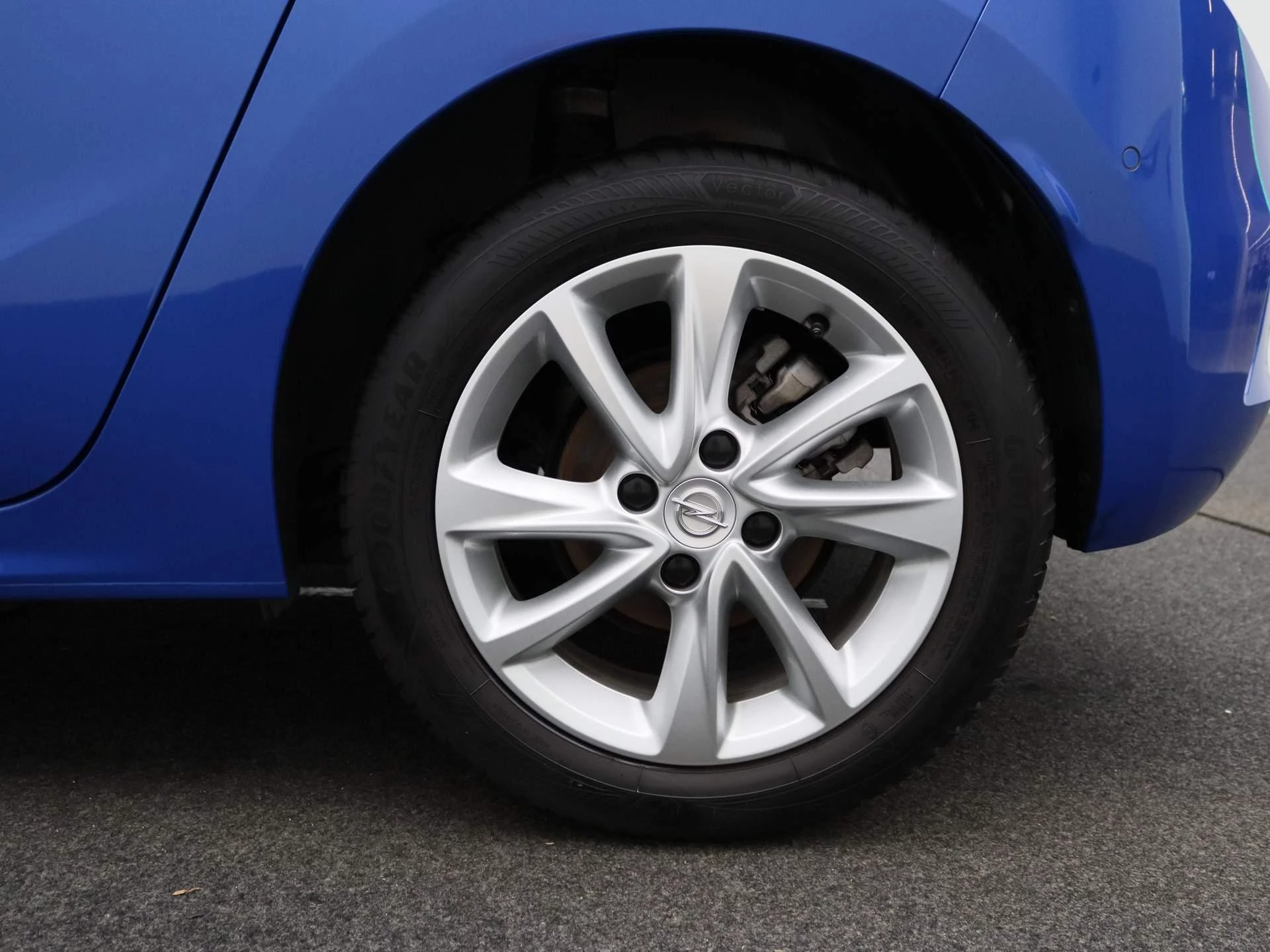 Opel Corsa 1.2 Elegance +gps+camera+park pilot