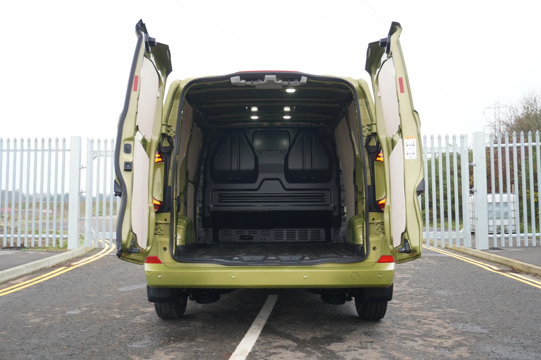 Volkswagen-Transporter-image-11