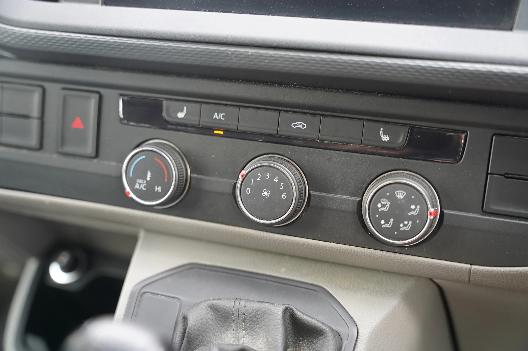 Volkswagen-Transporter-image-17