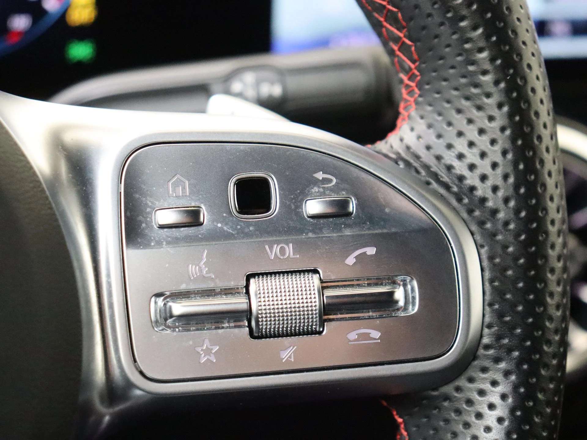 Mercedes-Benz-GLA-image-16