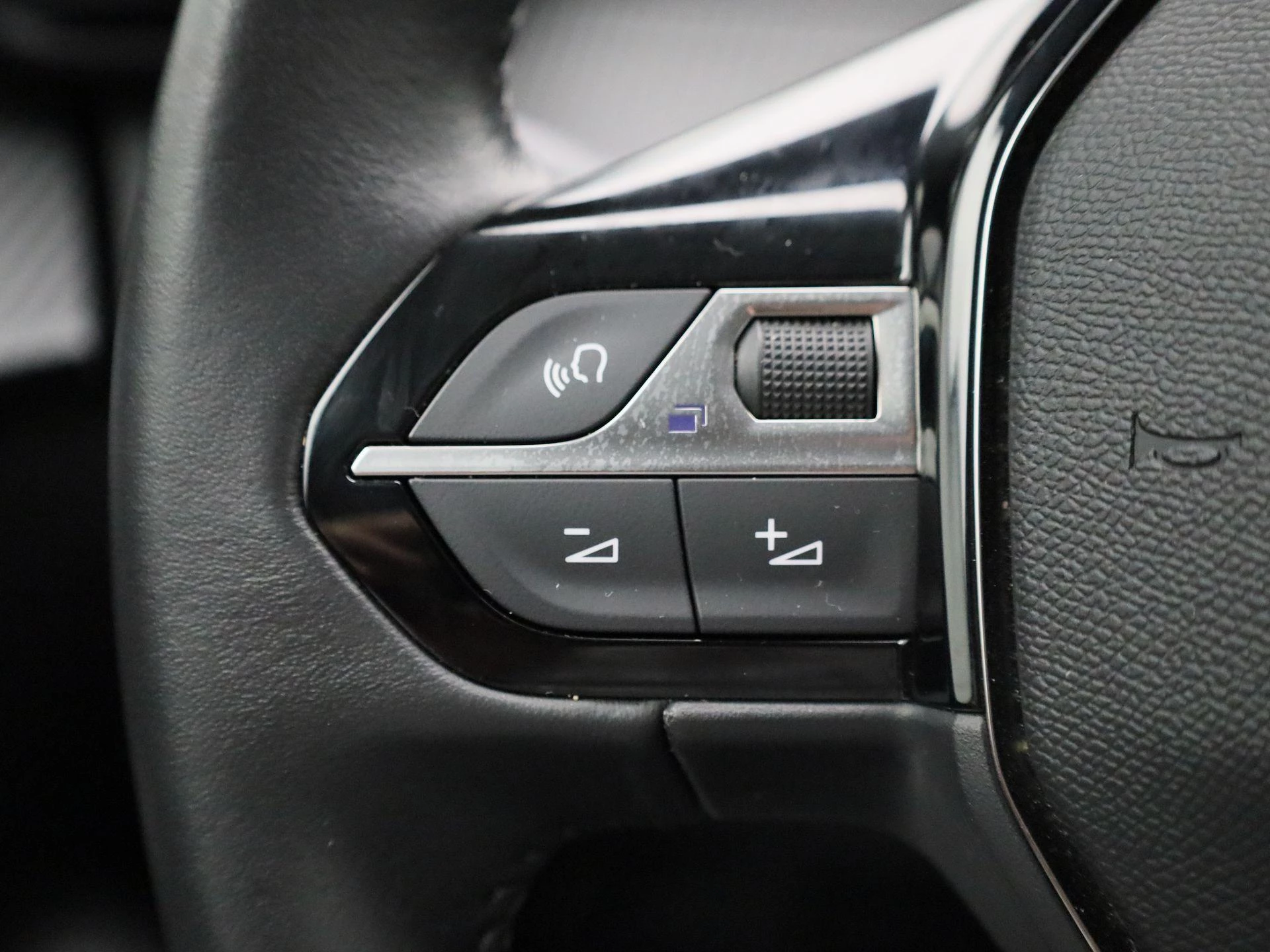 Peugeot-e-208-image-18