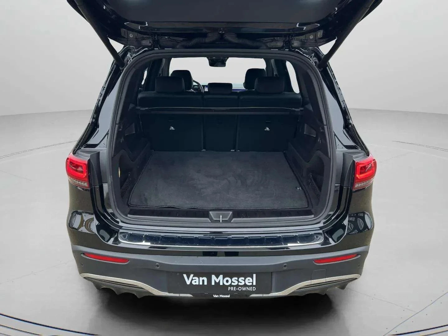 Mercedes-Benz-EQB-image-20