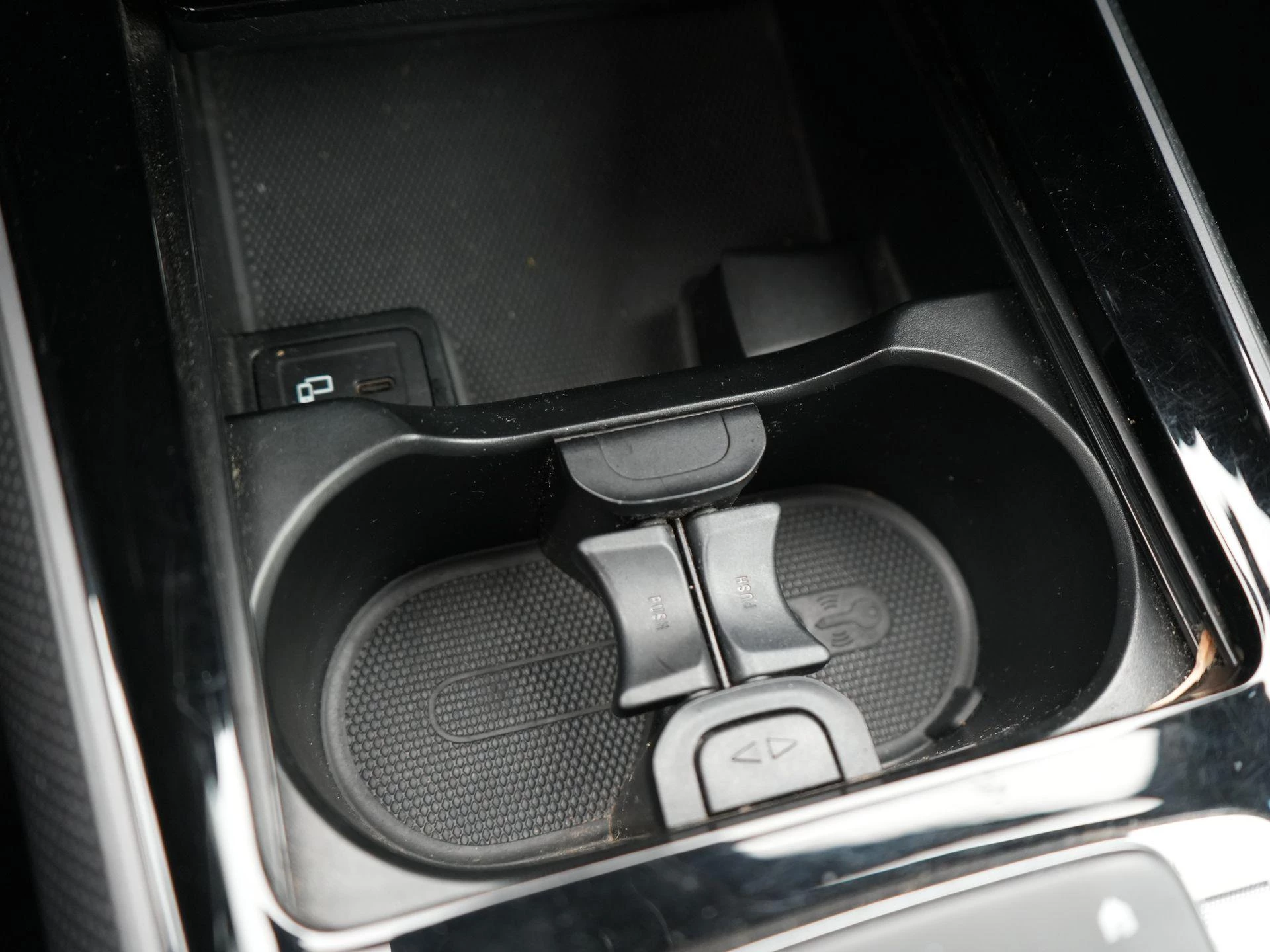 Mercedes-Benz-GLB-image-29
