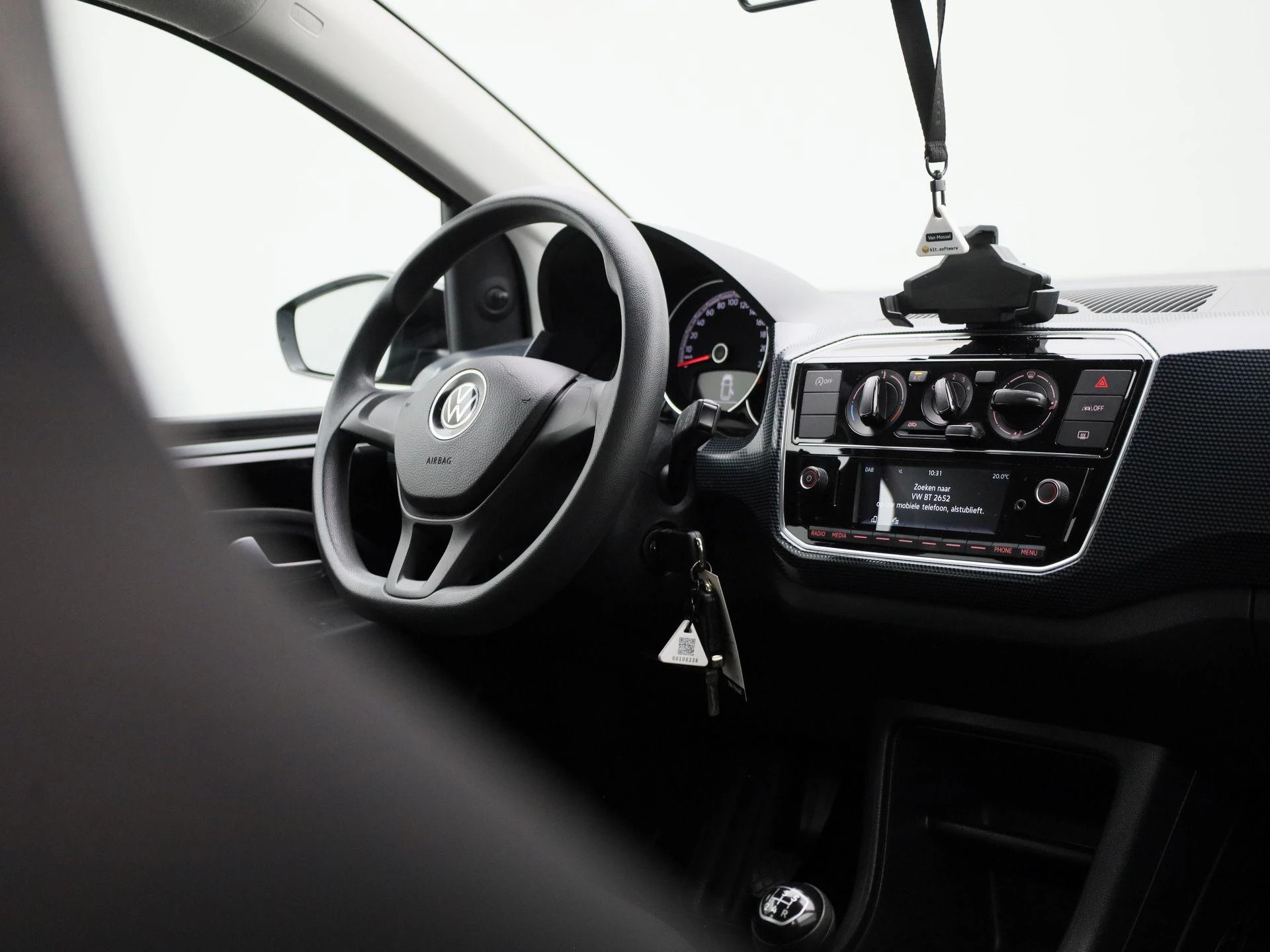 Volkswagen-up!-image-25
