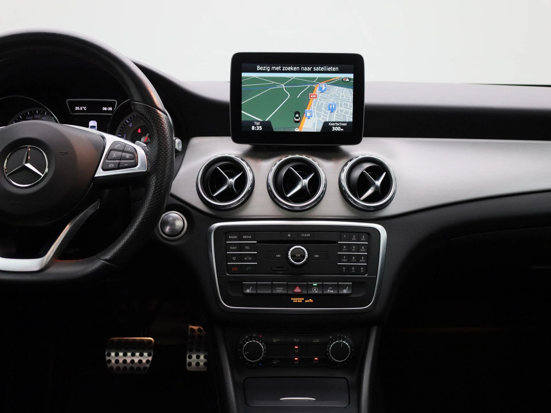 Mercedes-Benz-GLA-image-8