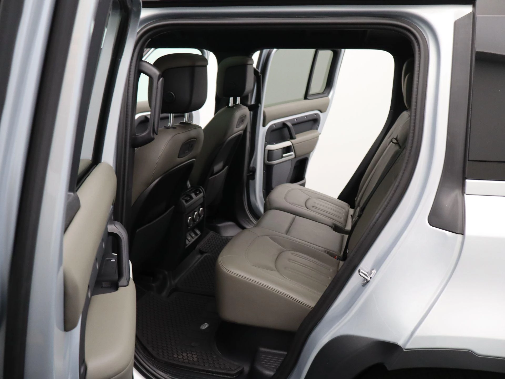 Land Rover-Defender-image-12