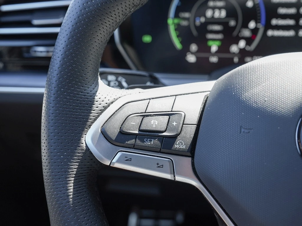 Volkswagen-Touareg-image-15