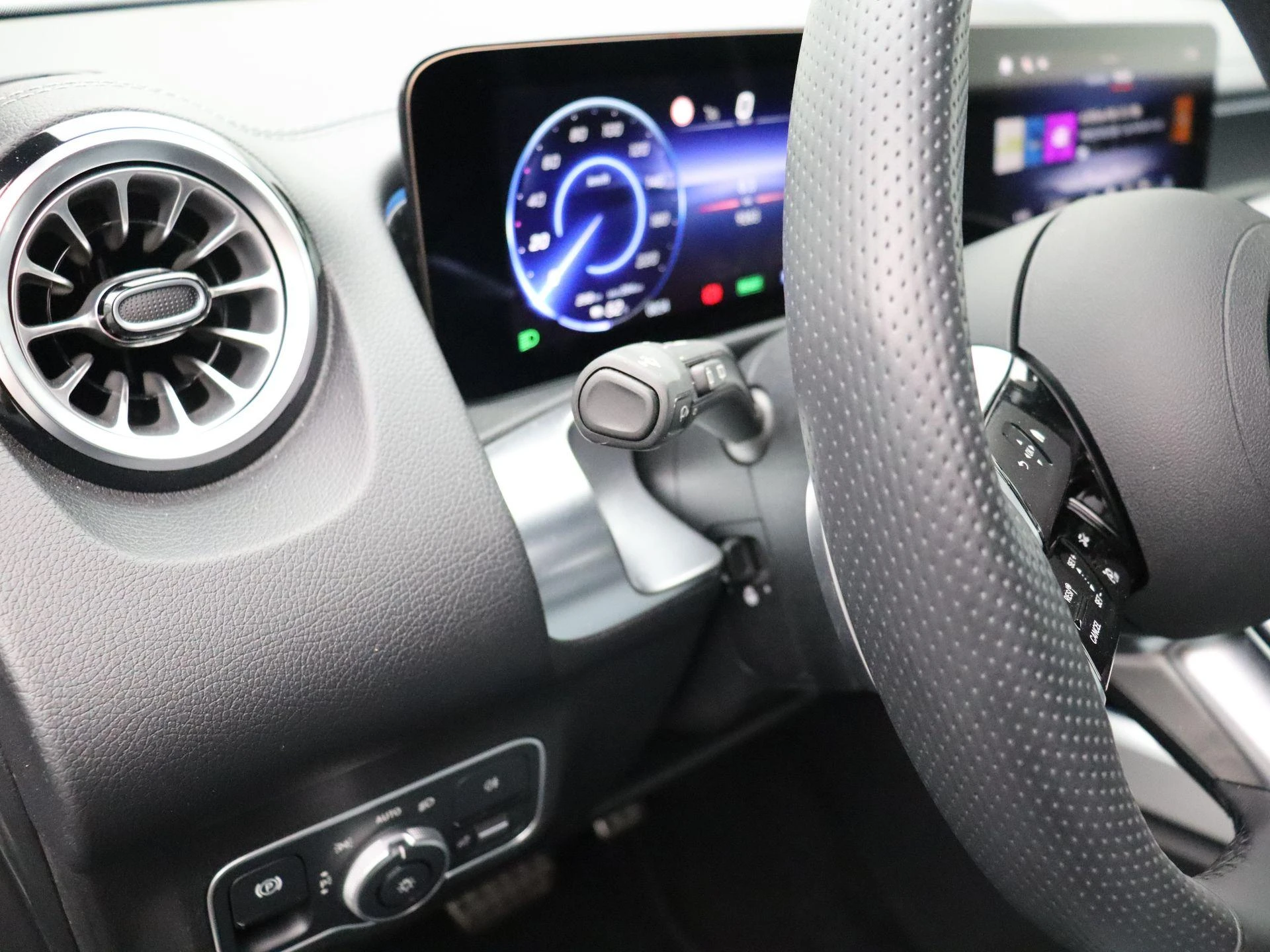Mercedes-Benz-EQB-image-8