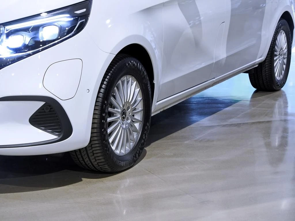 Mercedes-Benz-EQV 300-image-6
