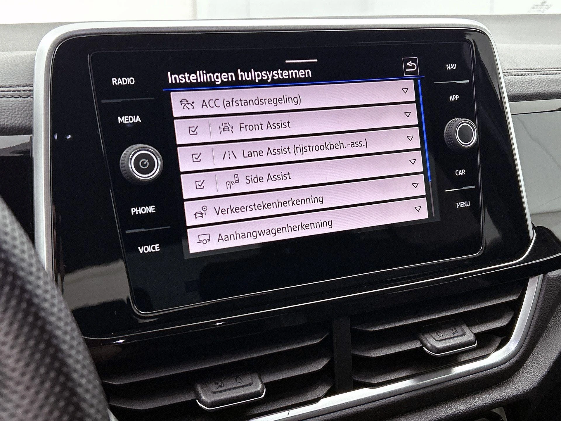 Volkswagen-T-Roc-image-11