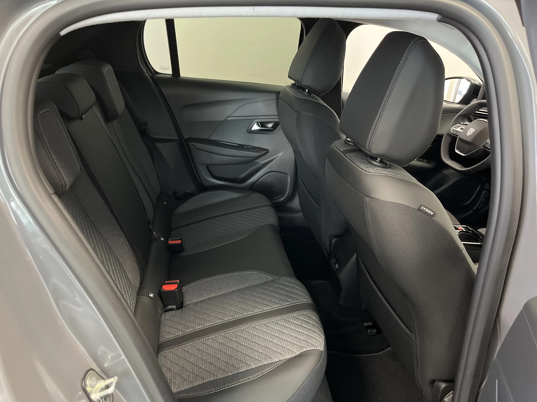 Peugeot-e-208-image-8