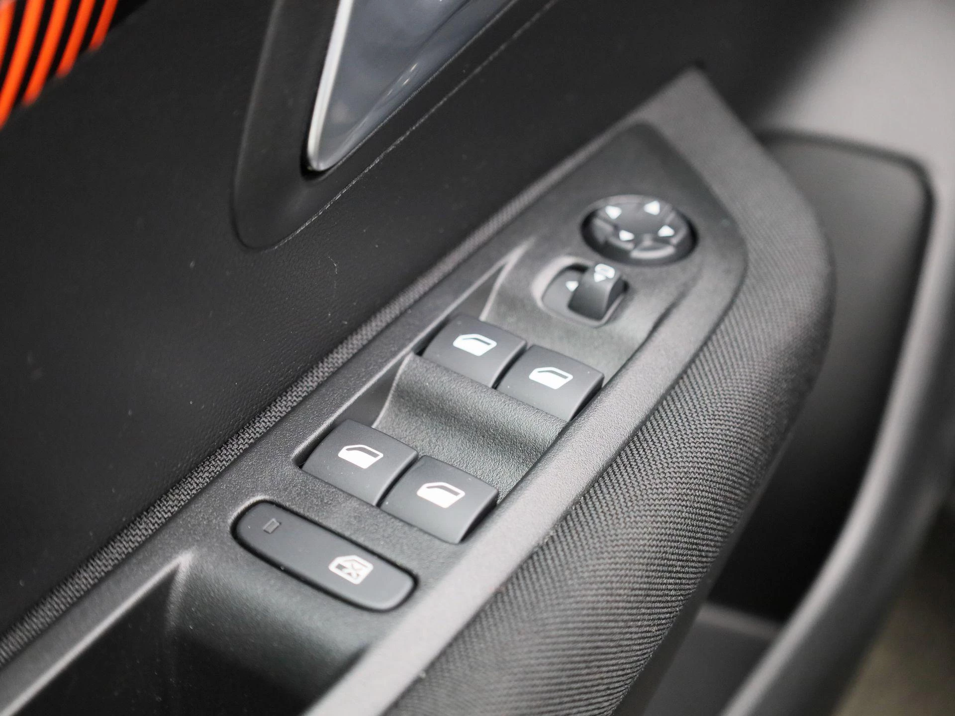 Peugeot-e-208-image-28