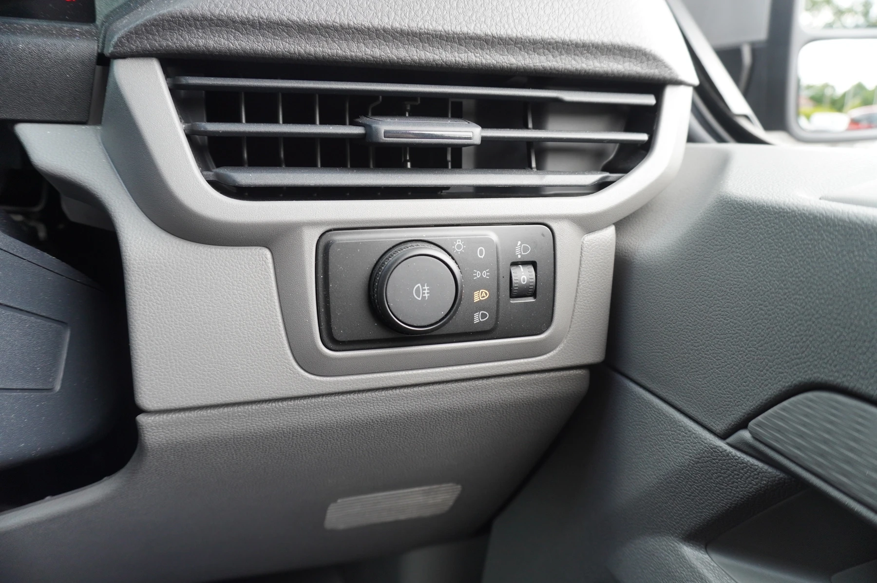 Volkswagen-Transporter-image-32