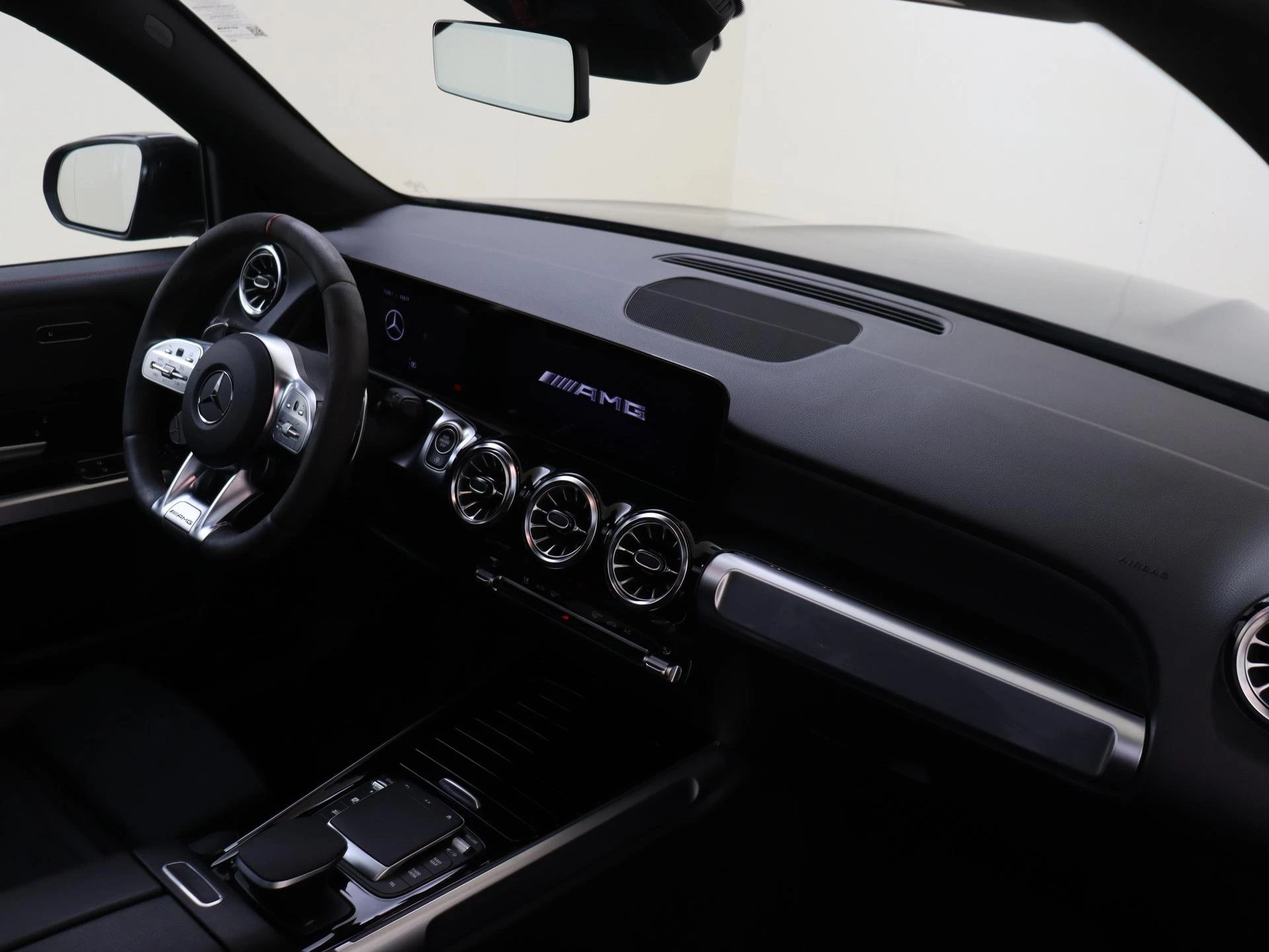 Mercedes-Benz-GLB-image-13