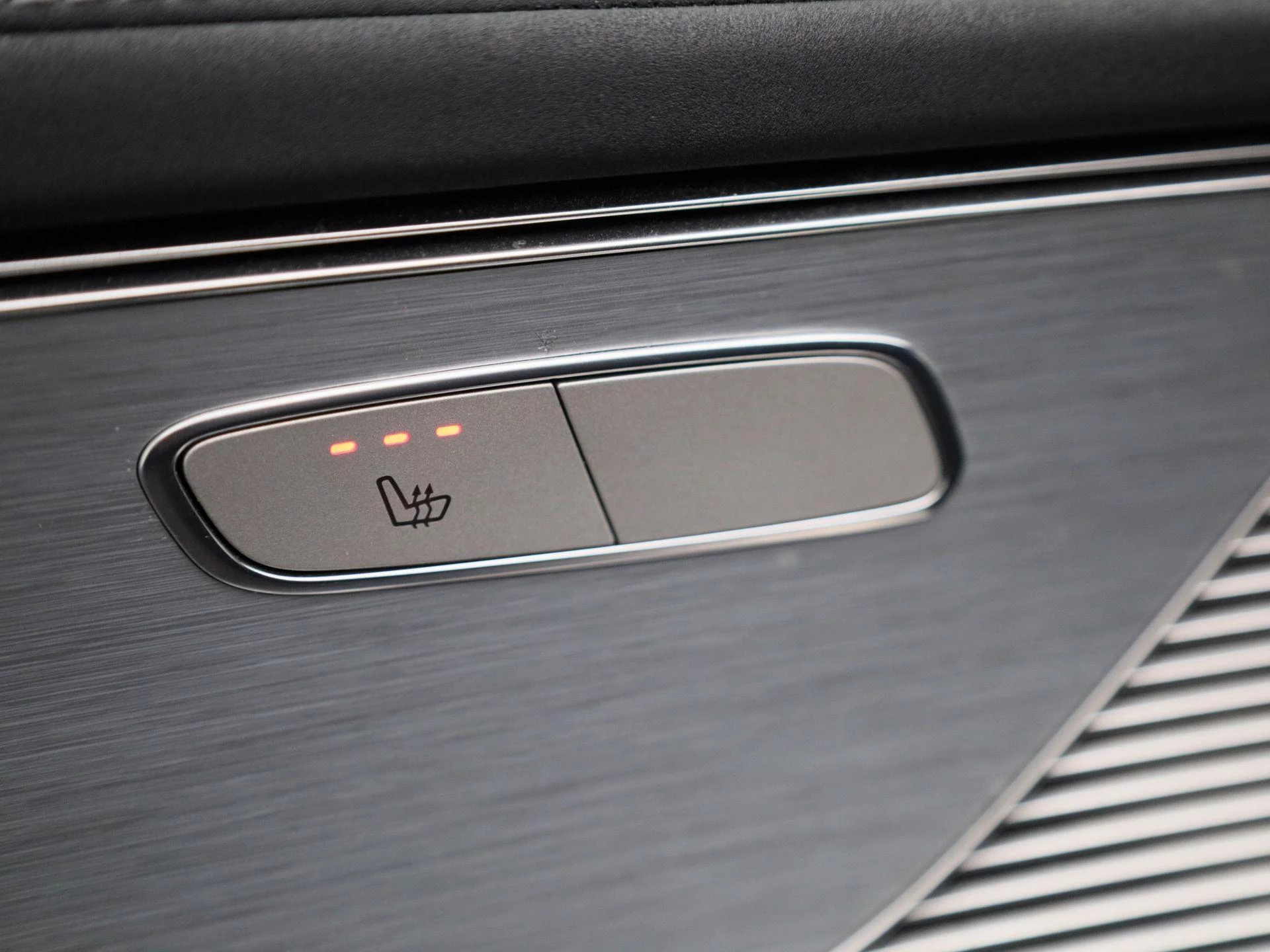 Mercedes-Benz-EQC-image-32