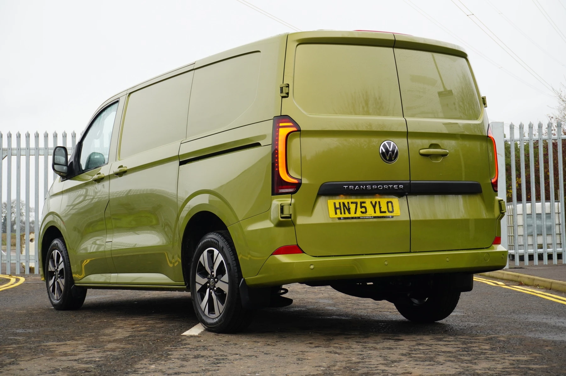 Volkswagen-Transporter-image-2
