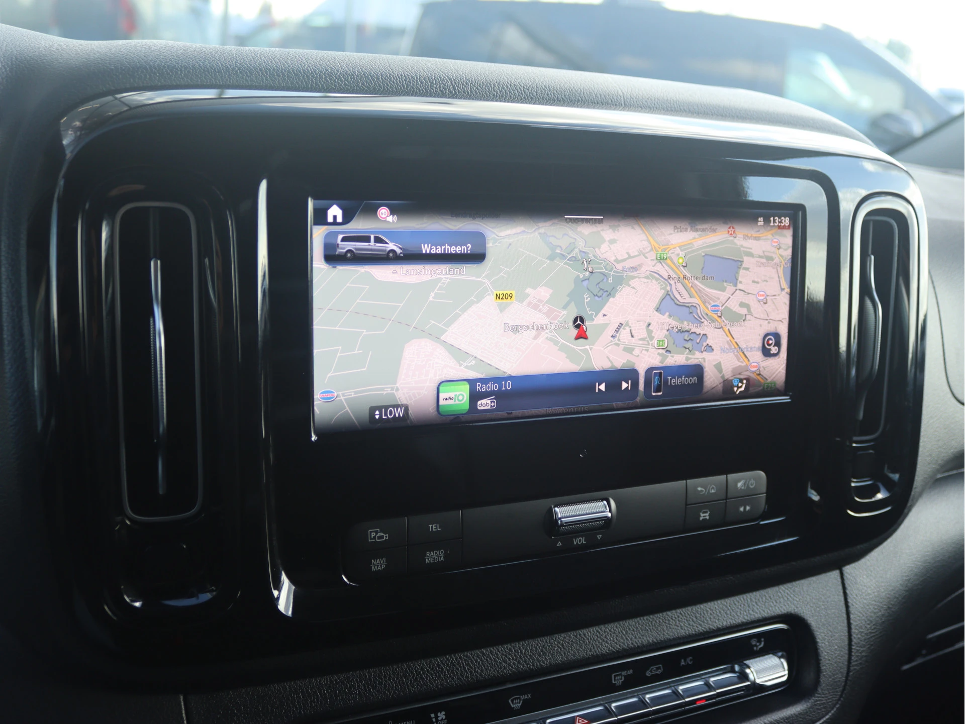 Mercedes-Benz-Vito-image-9