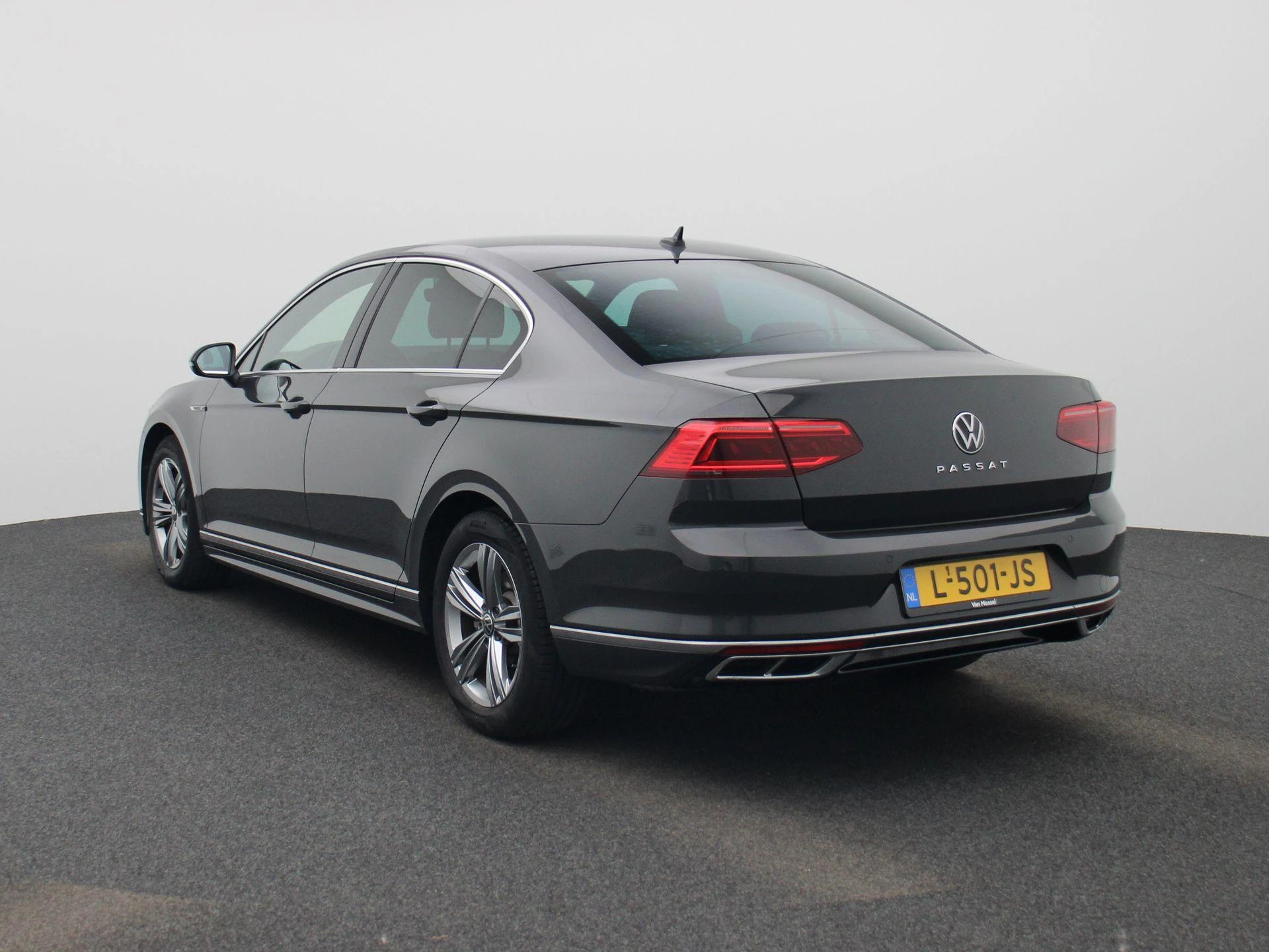 Volkswagen-Passat-image-1