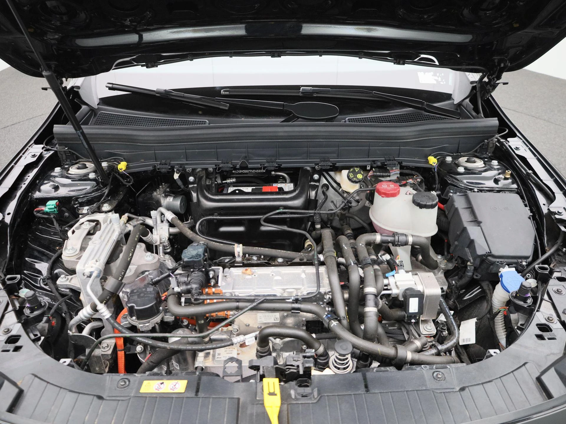 Mercedes-Benz-EQB-image-40
