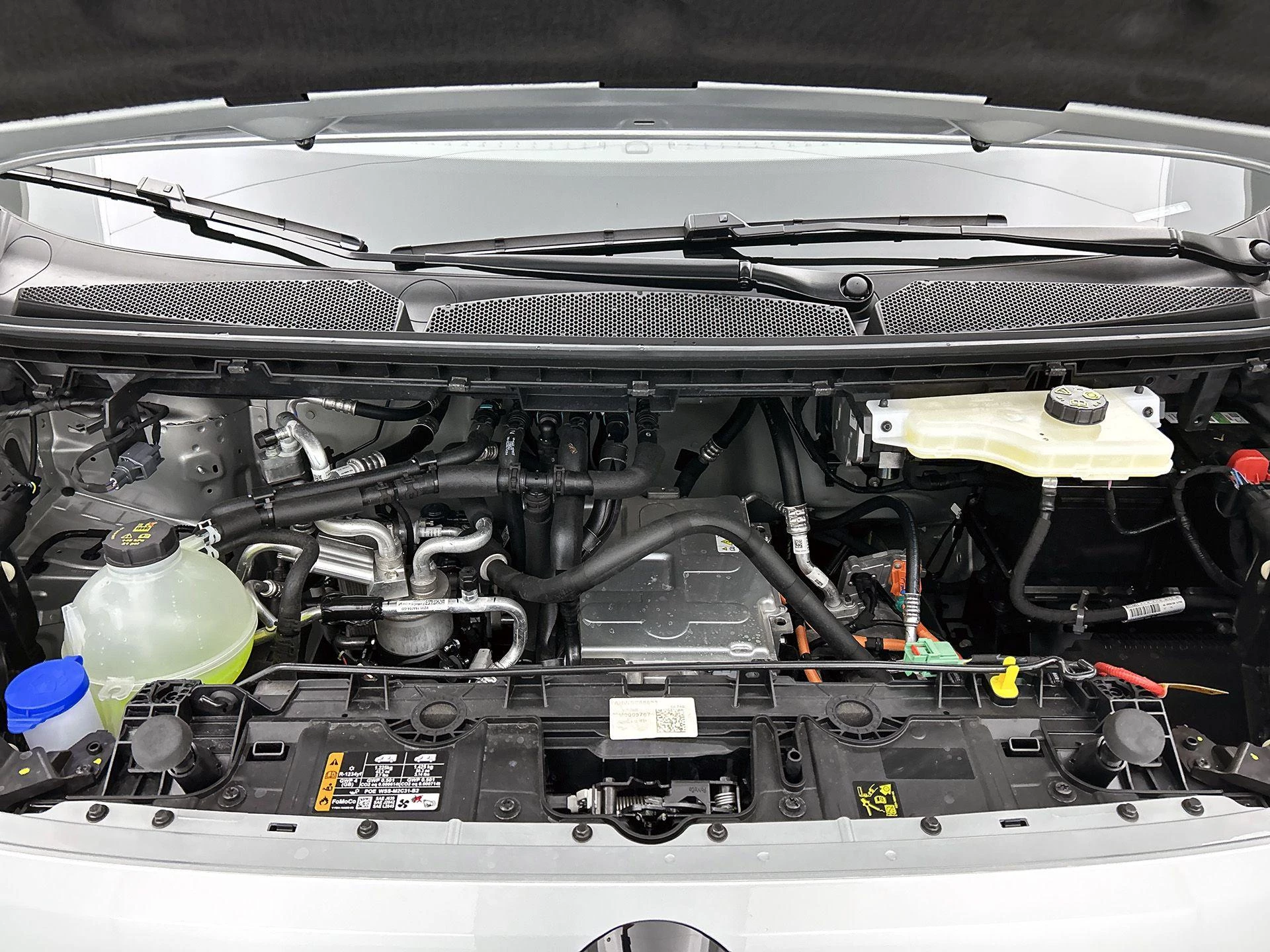 Volkswagen-e-Transporter-image-12