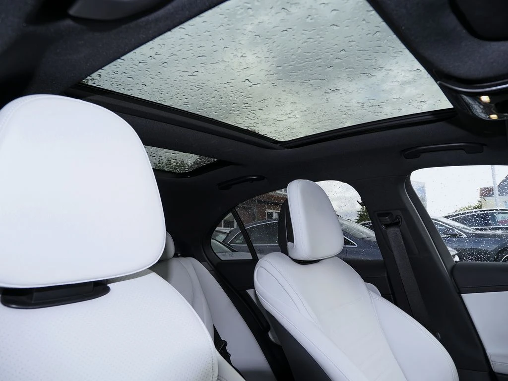 Mercedes-Benz-C-Klasse 300-image-13