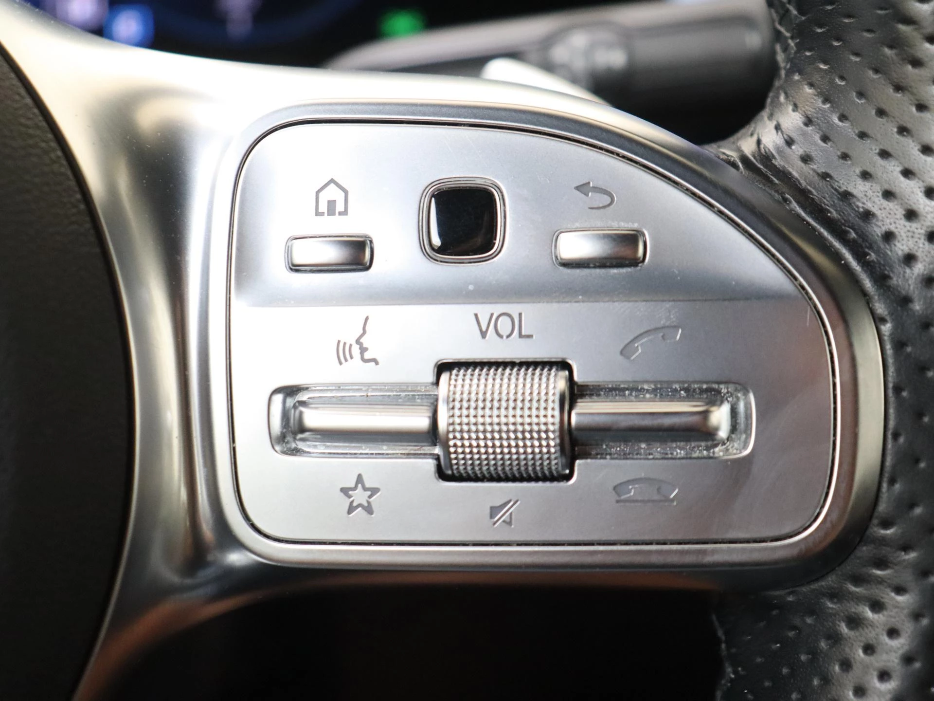 Mercedes-Benz-EQA-image-17