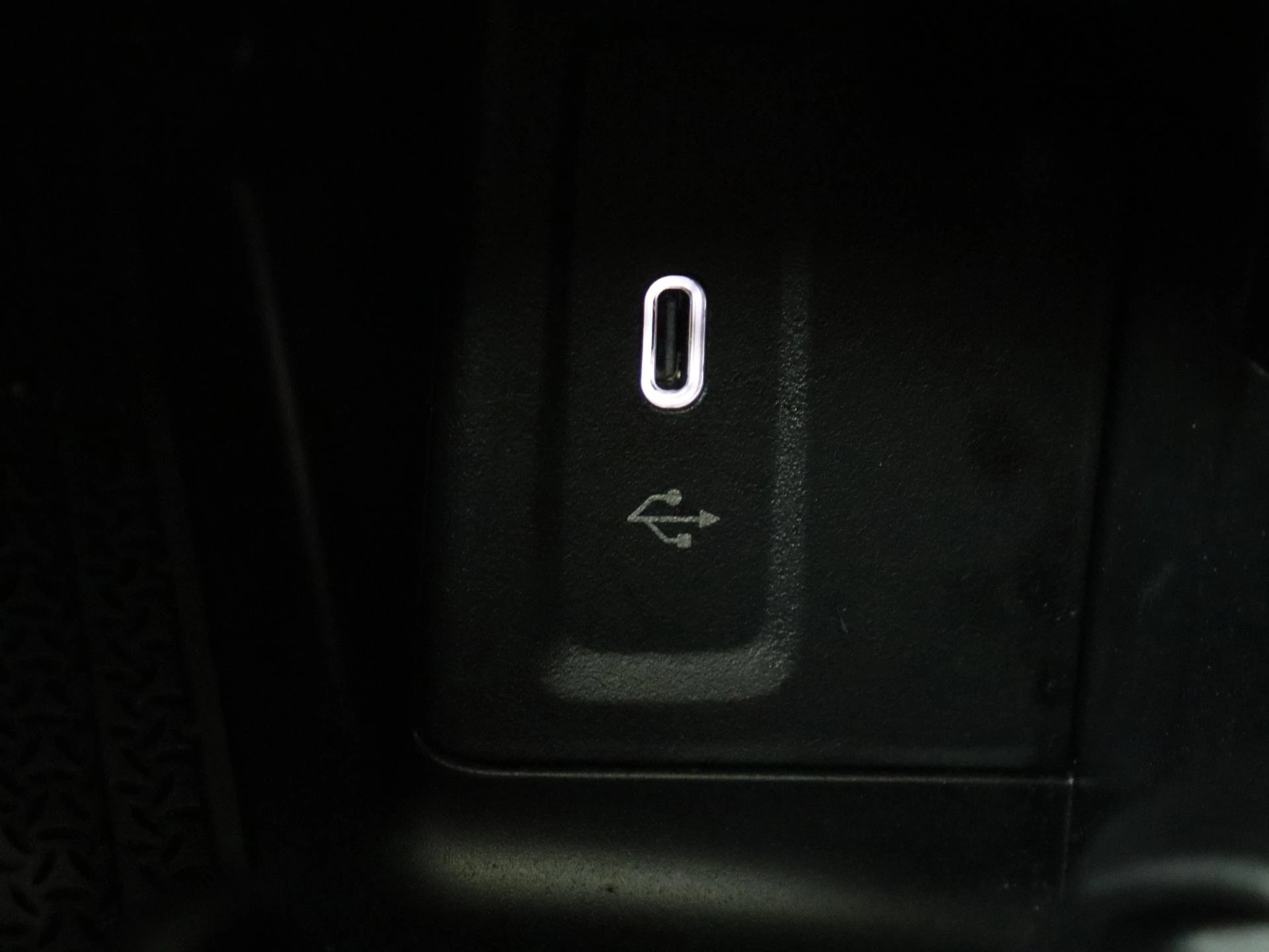 Mercedes-Benz-GLC-image-23