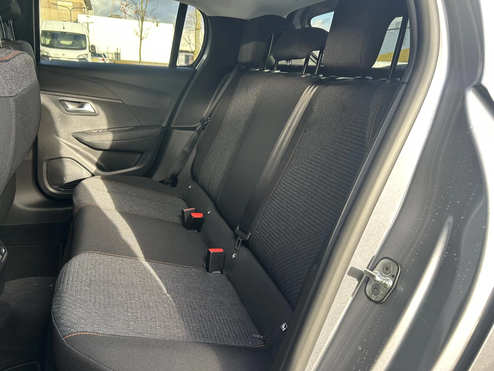 Peugeot-e-208-image-21