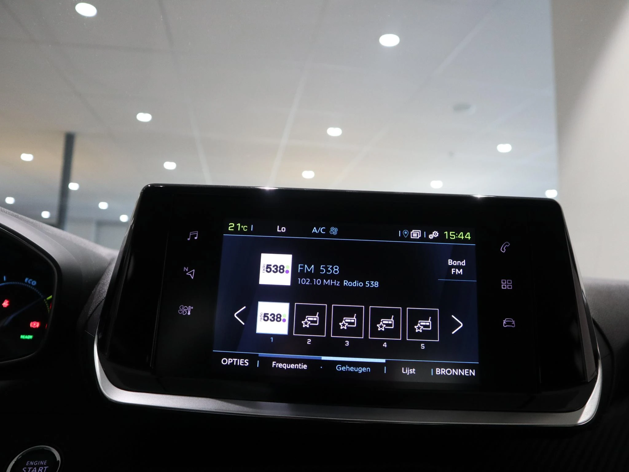 Peugeot-e-208-image-15