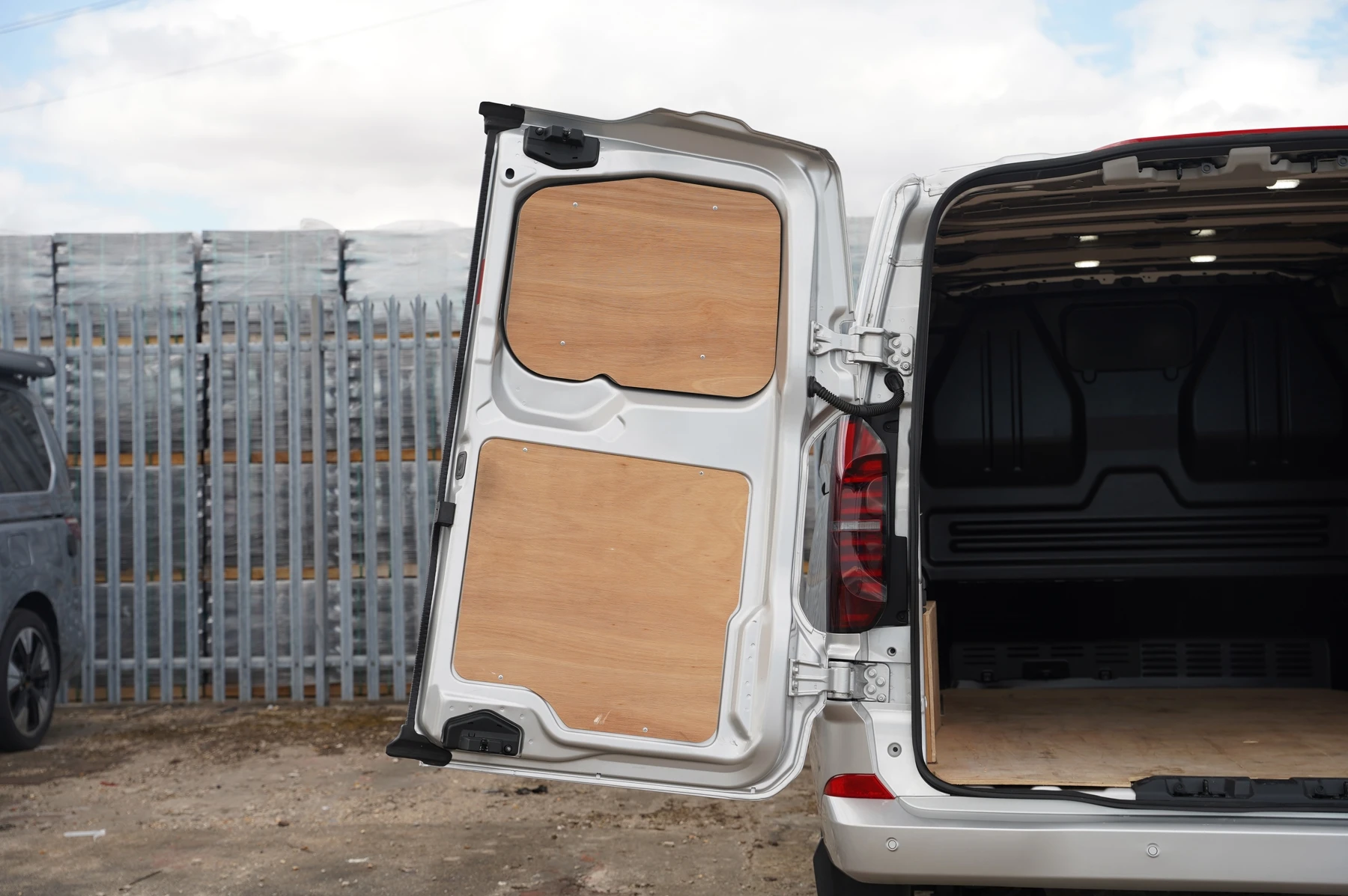 Volkswagen-Transporter-image-11