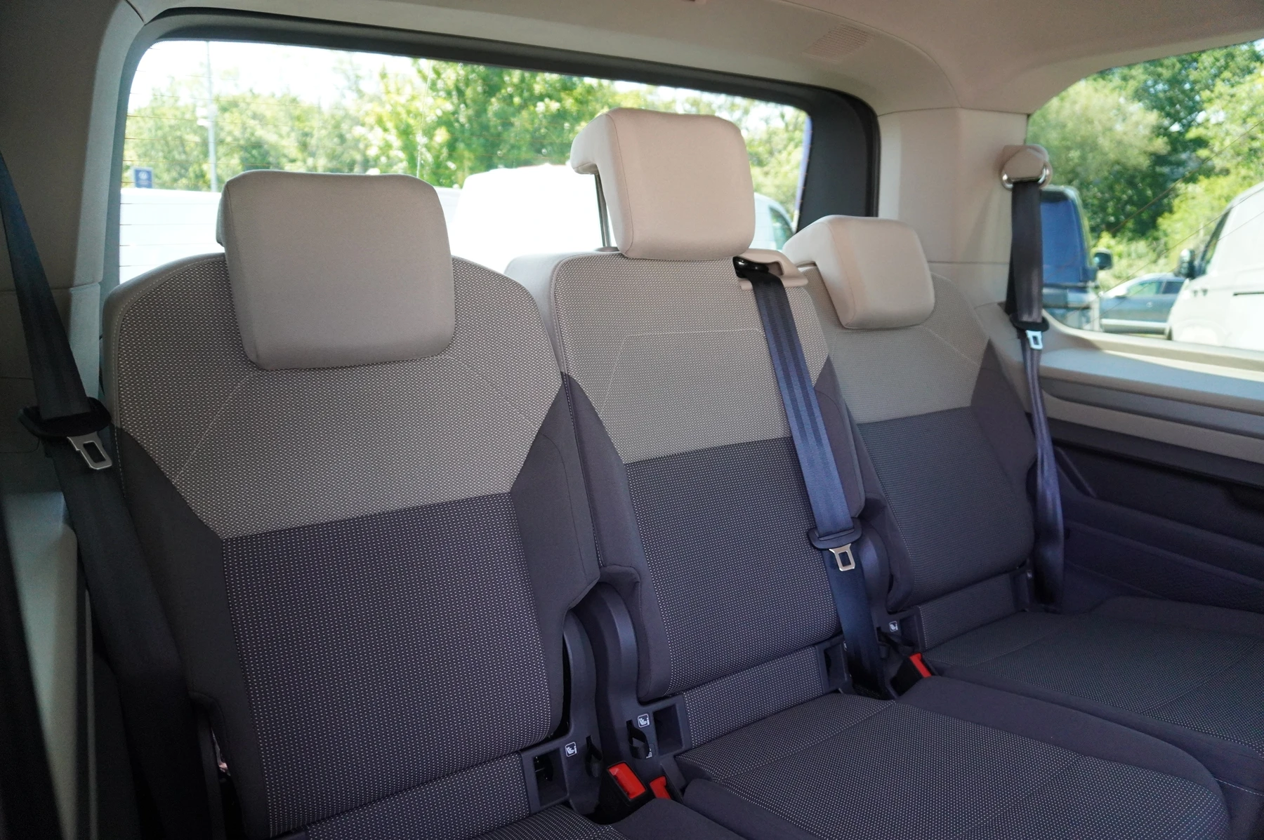 Volkswagen-Multivan-image-23