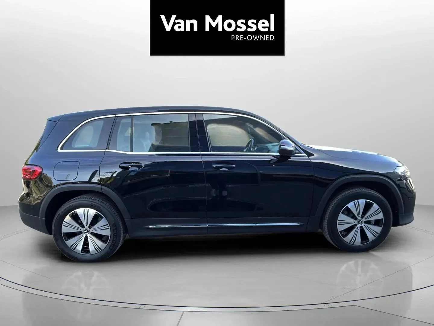 Mercedes-Benz-EQB-image-3